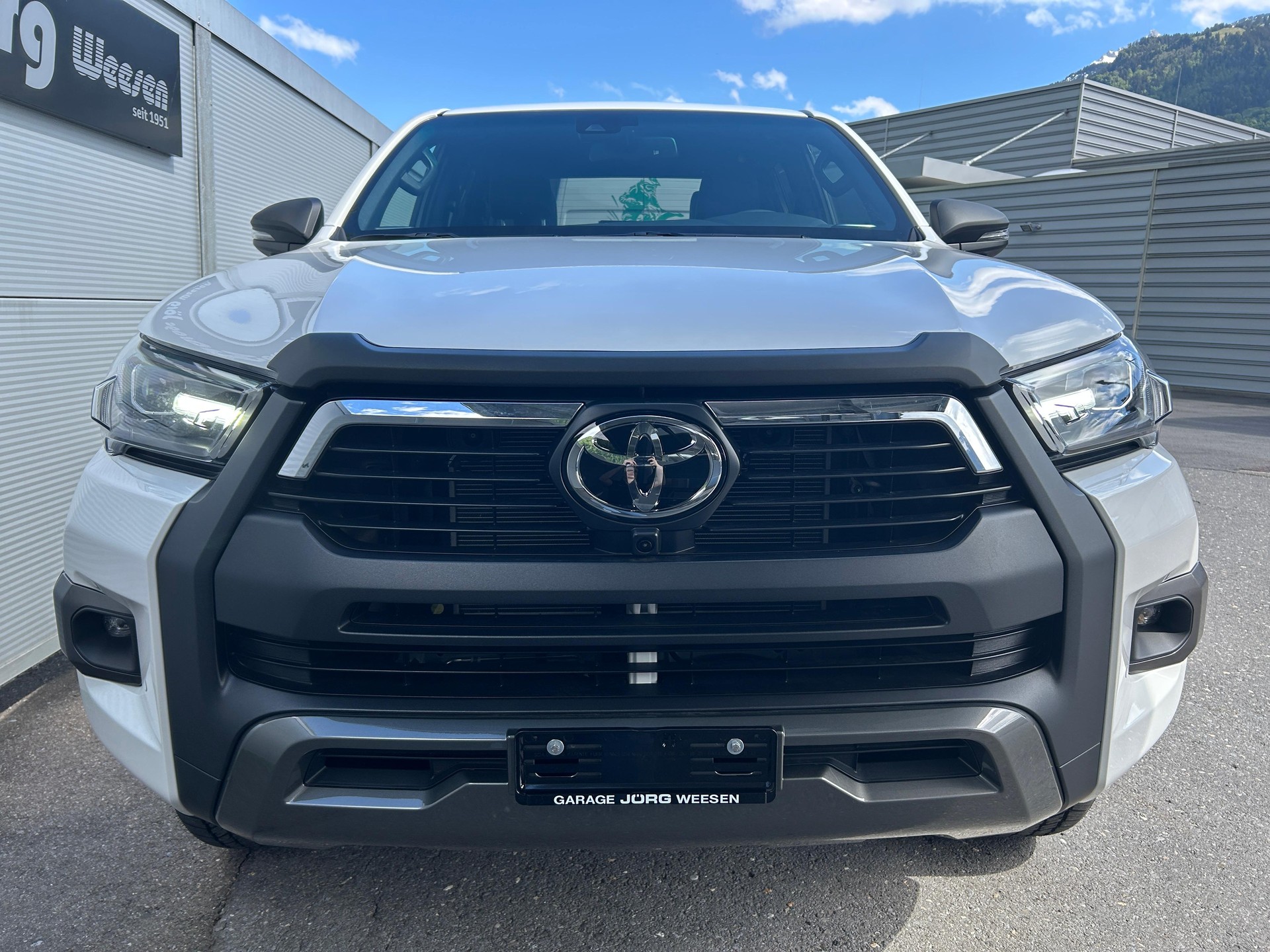 TOYOTA Hilux Double Cab.-Pick-up 2.8 D-4D MHEV 204 Invincible-image-1