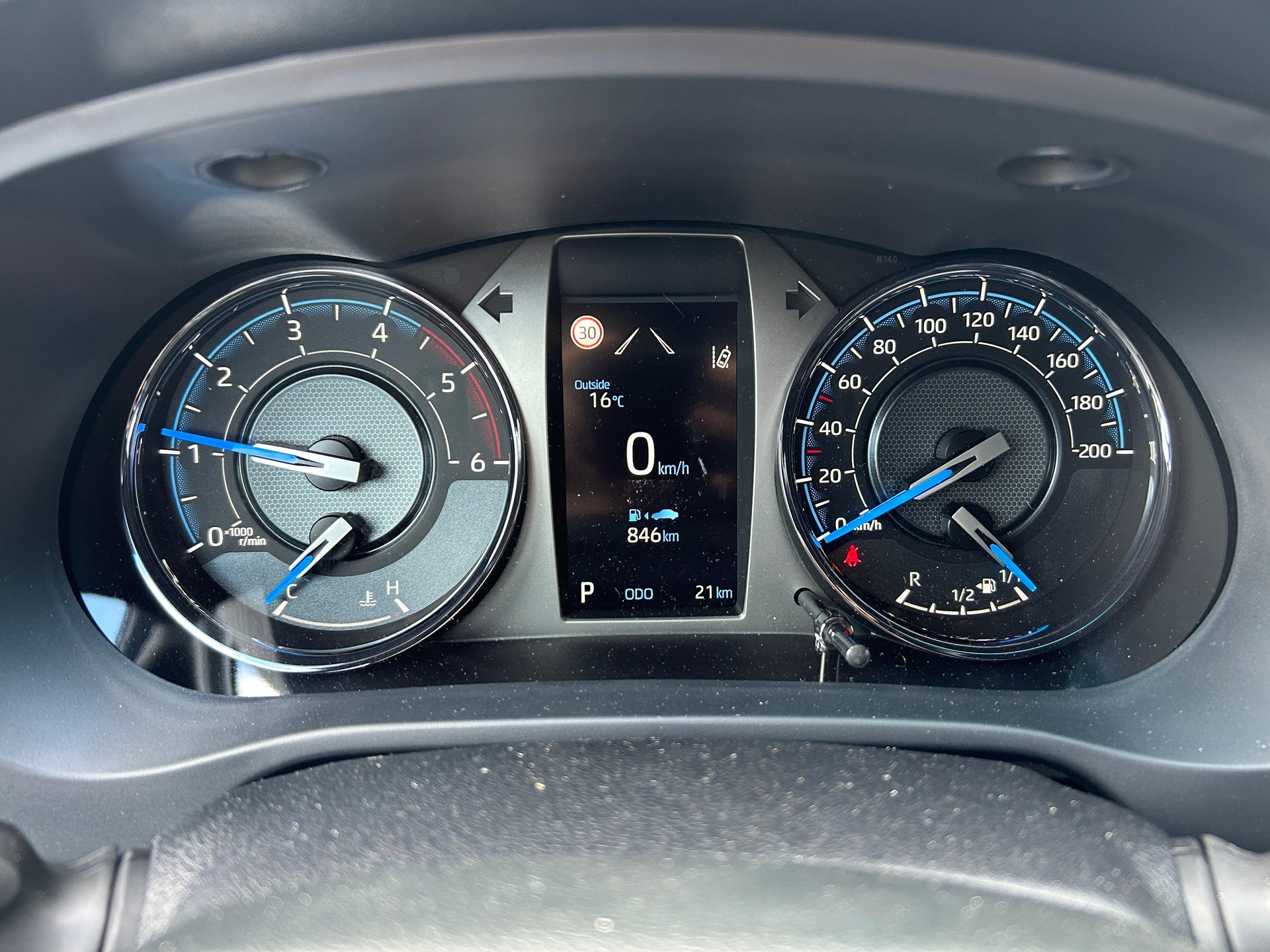 TOYOTA Hilux Double Cab.-Pick-up 2.8 D-4D MHEV 204 Invincible-image-13