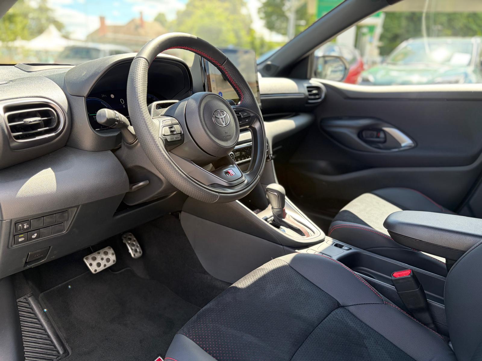 TOYOTA Yaris 1.5 GR Sport e-CVT-image-9