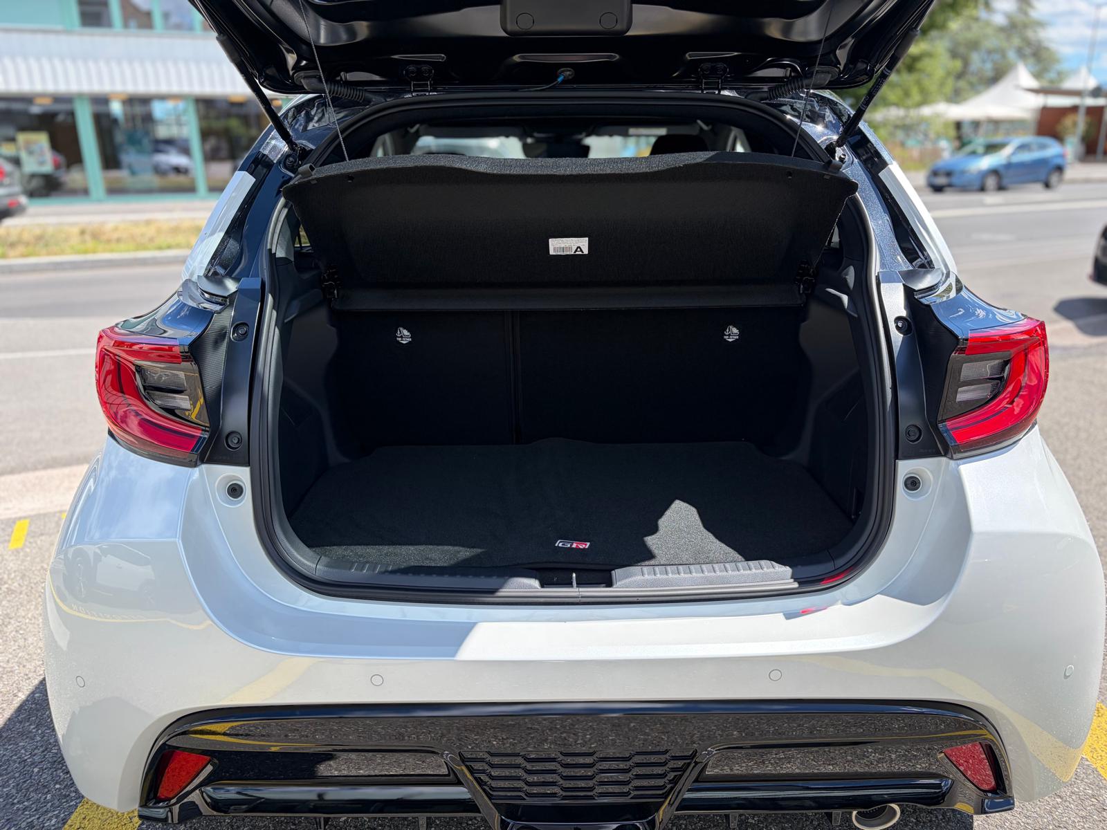 TOYOTA Yaris 1.5 GR Sport e-CVT-image-12