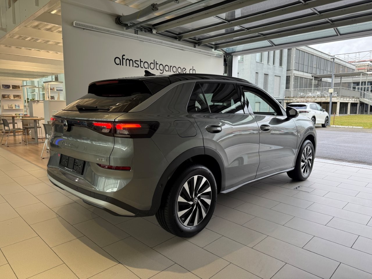 VW T-Roc 1.5 eTSI mHEV Life DSG-image-2