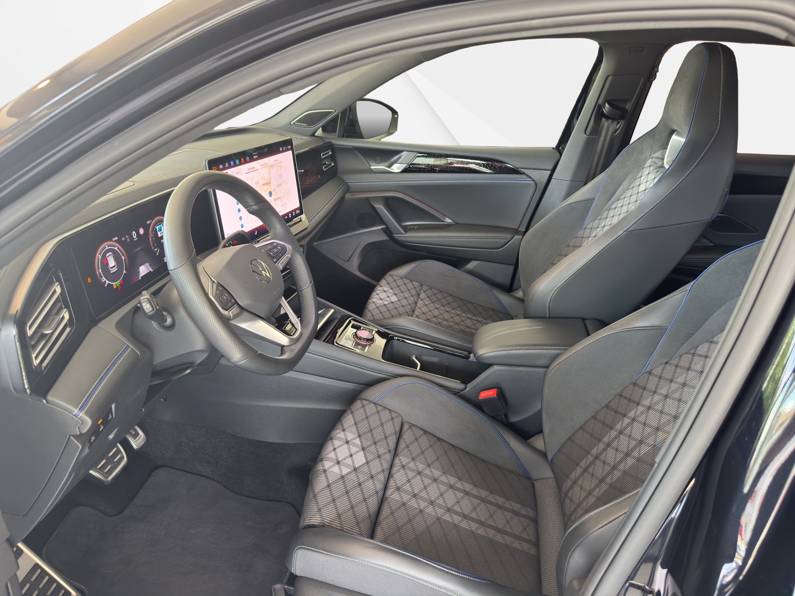 VW Tiguan 2.0 TDI SCR R-Line 4Motion DSG-image-8