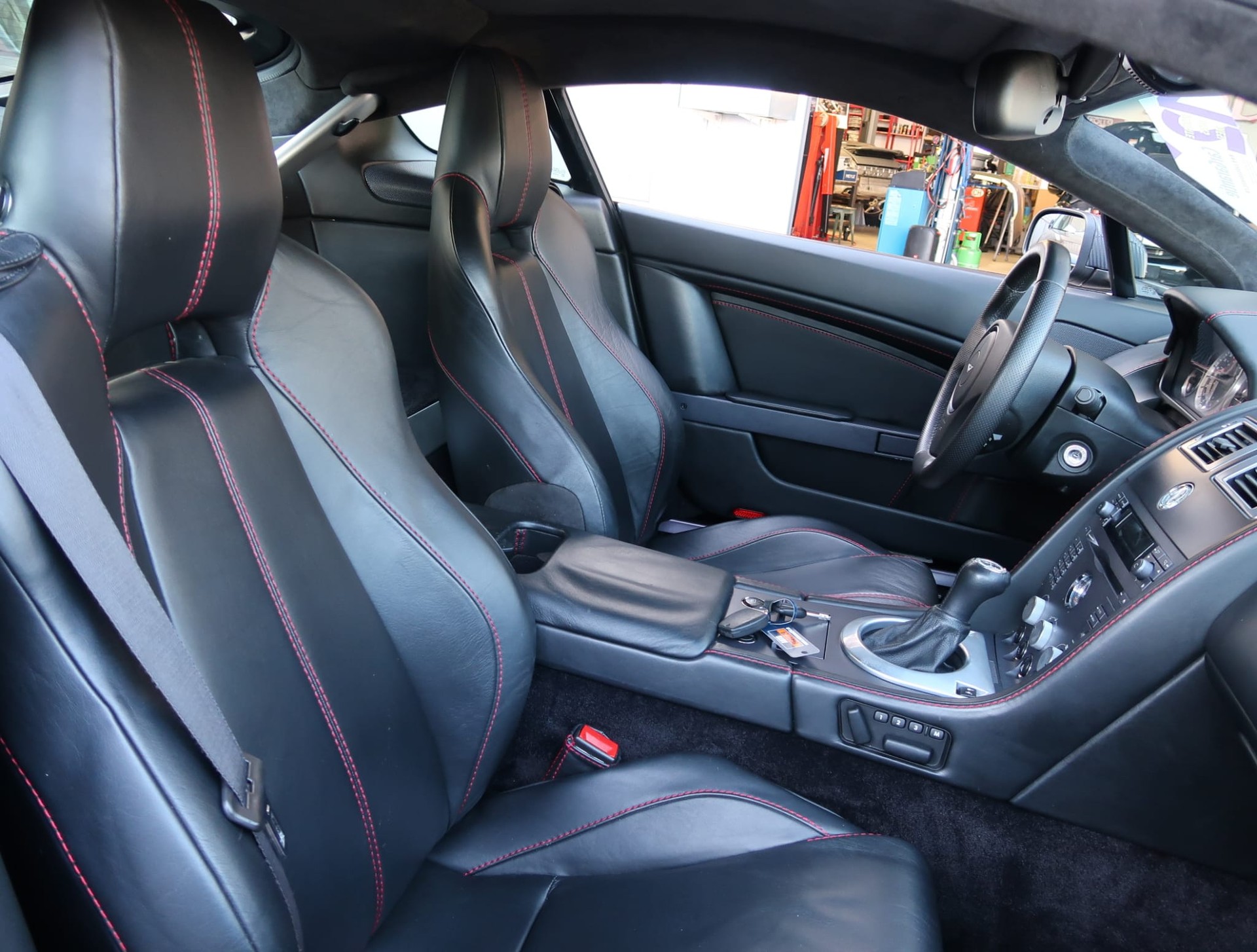 ASTON MARTIN V8 Vantage 4.3-image-16