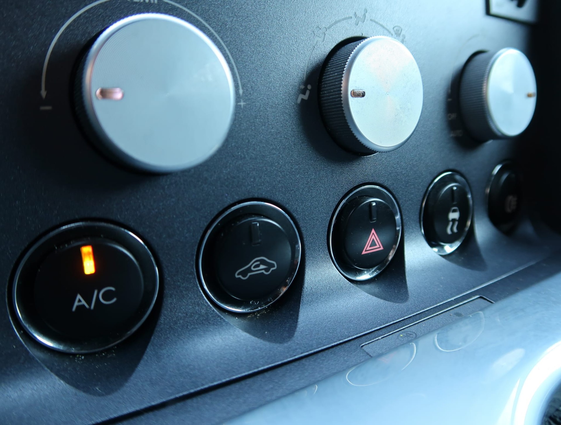 ASTON MARTIN V8 Vantage 4.3-image-24