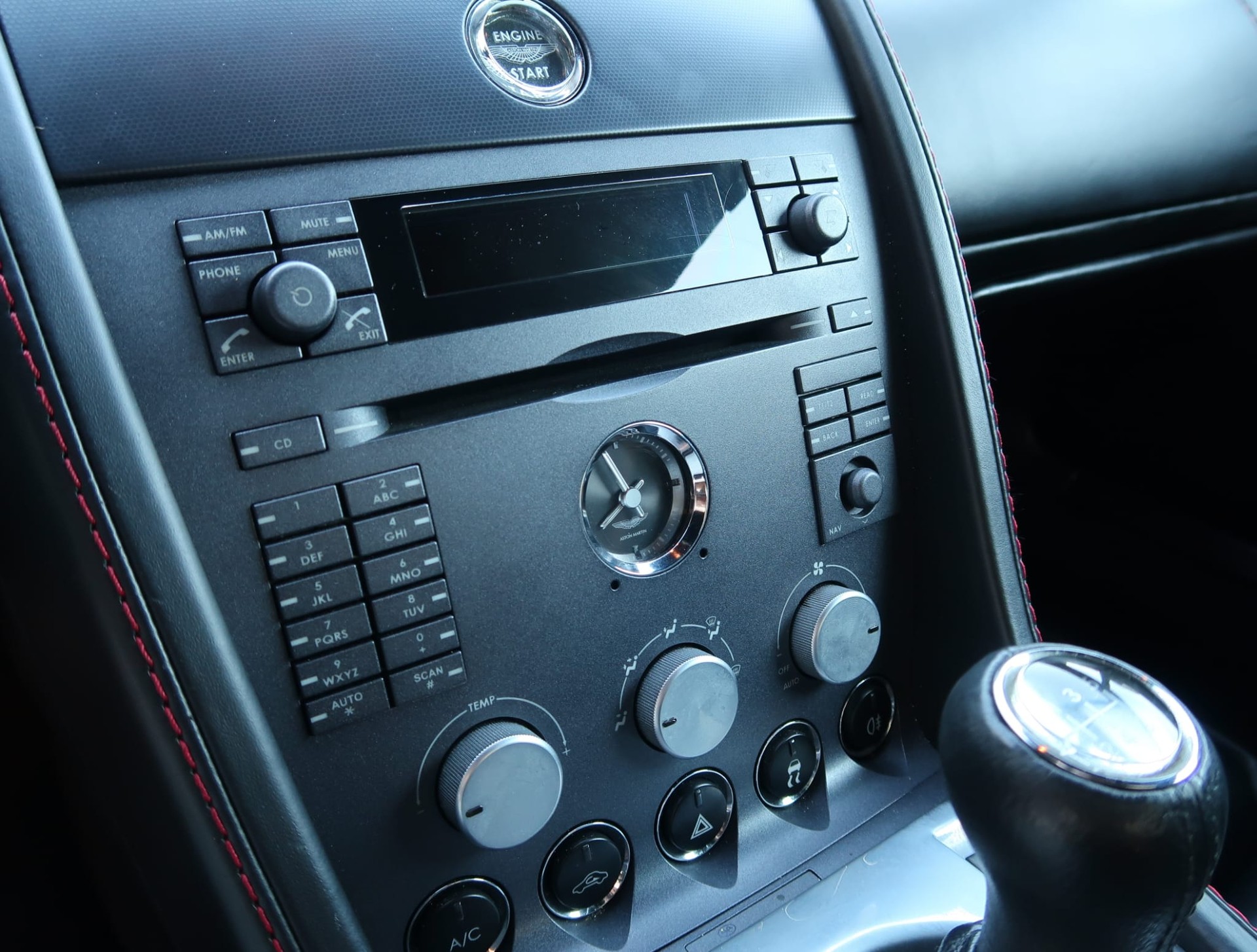 ASTON MARTIN V8 Vantage 4.3-image-18