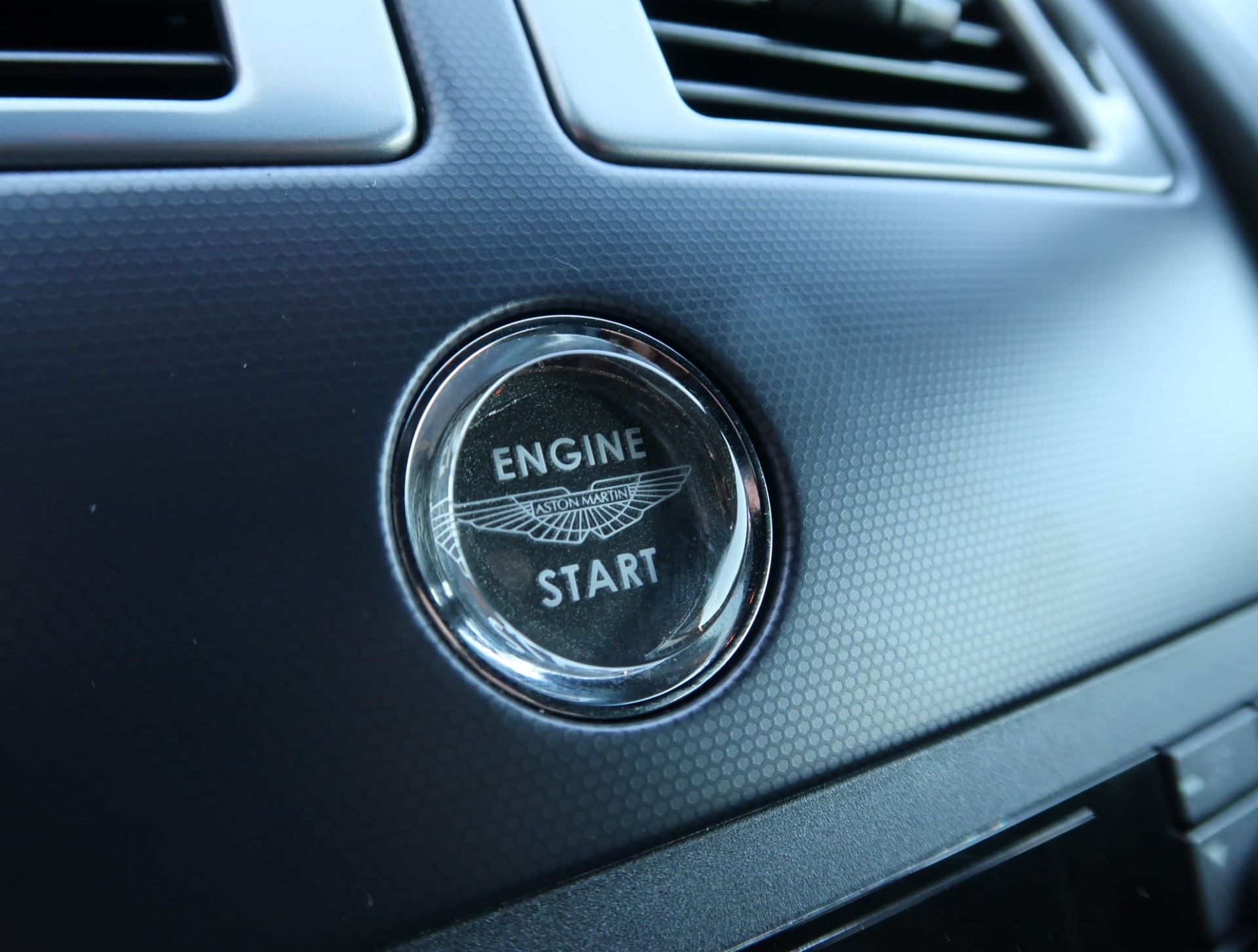 ASTON MARTIN V8 Vantage 4.3-image-21