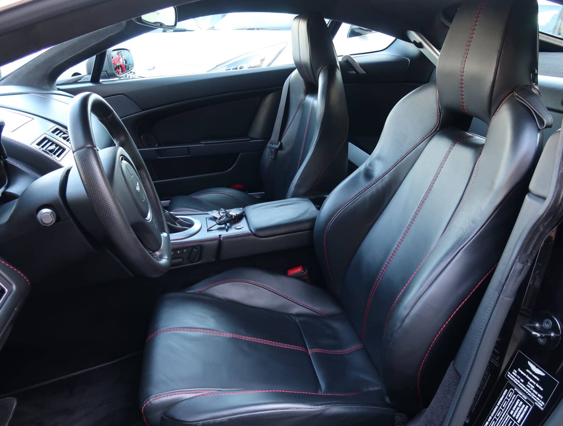 ASTON MARTIN V8 Vantage 4.3-image-14