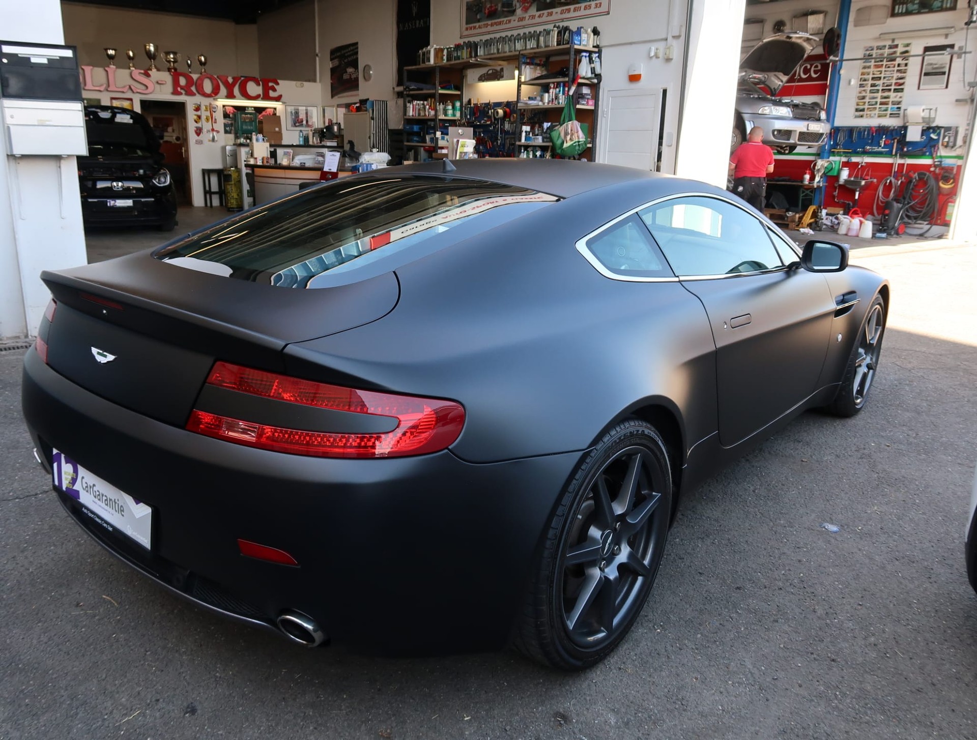 ASTON MARTIN V8 Vantage 4.3-image-6