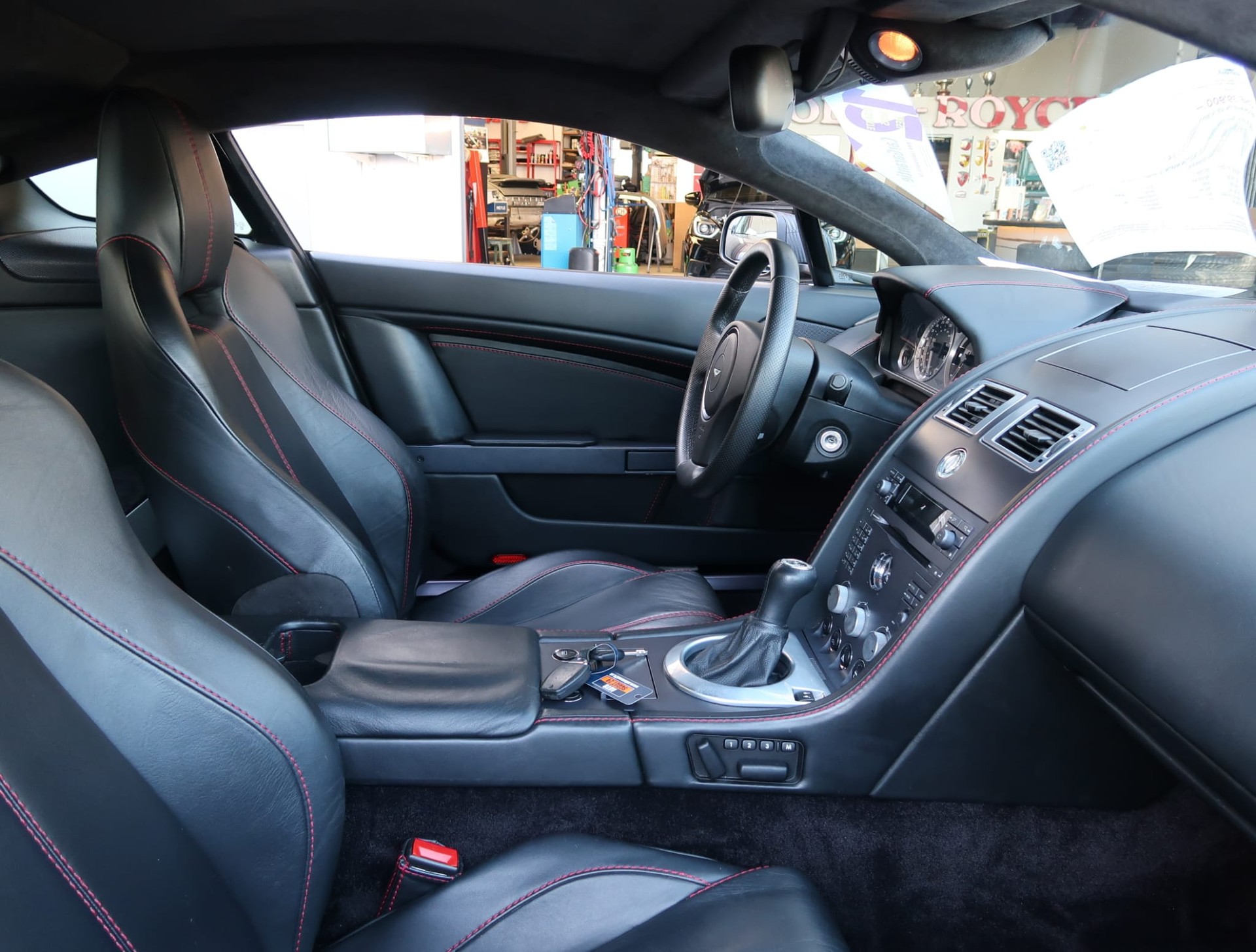 ASTON MARTIN V8 Vantage 4.3-image-15