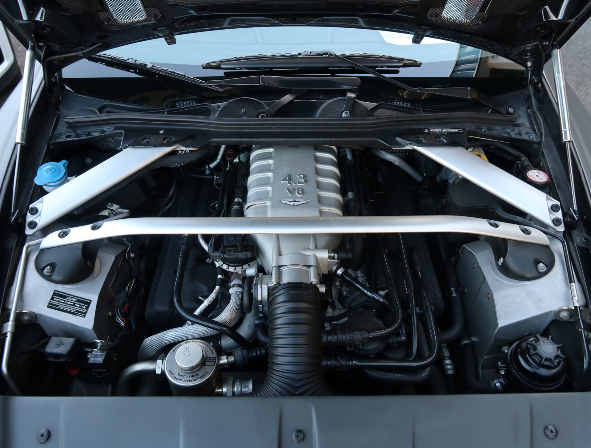 ASTON MARTIN V8 Vantage 4.3-image-30