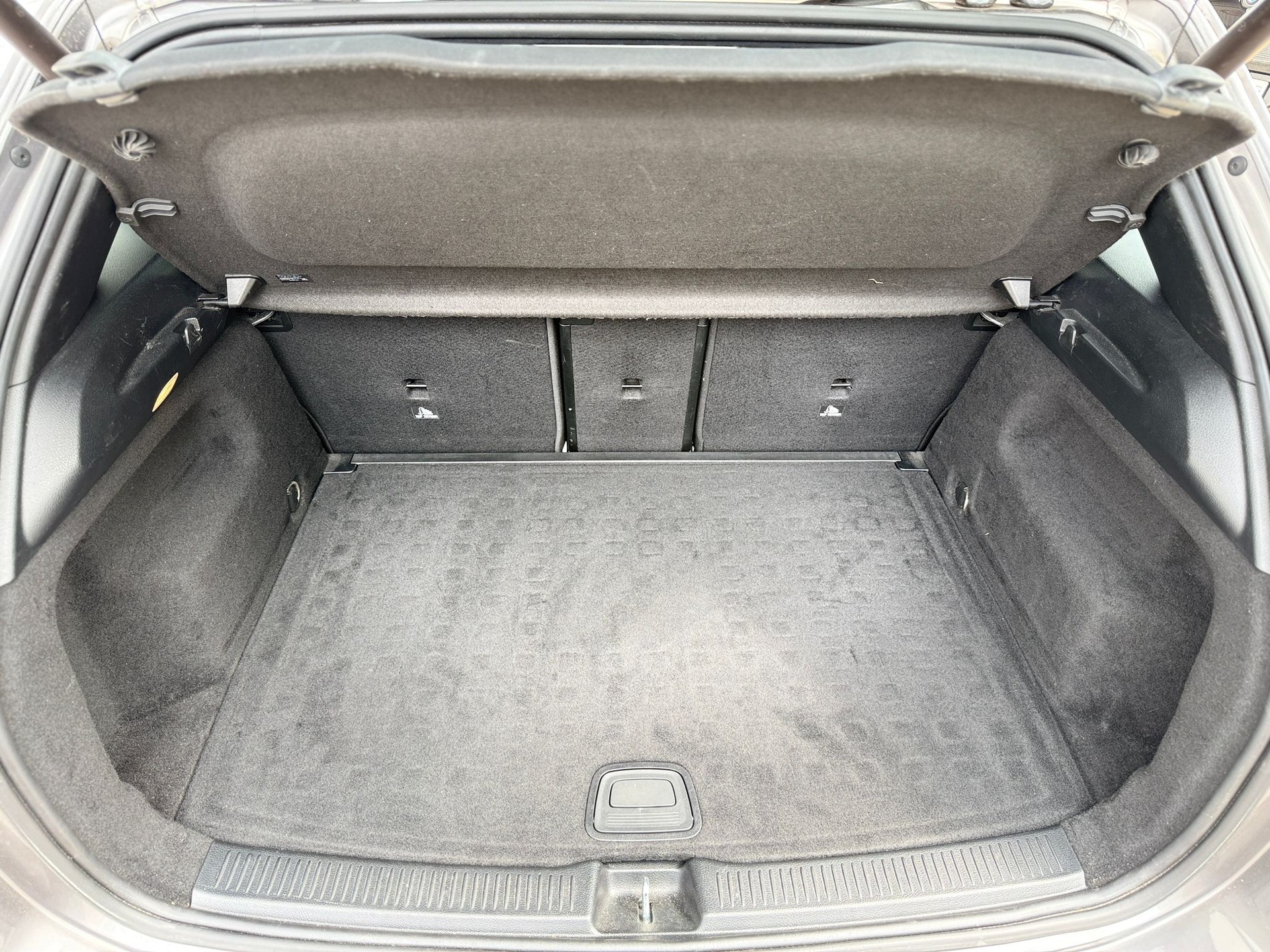 MERCEDES-BENZ B 200 d AMG Line-image-22
