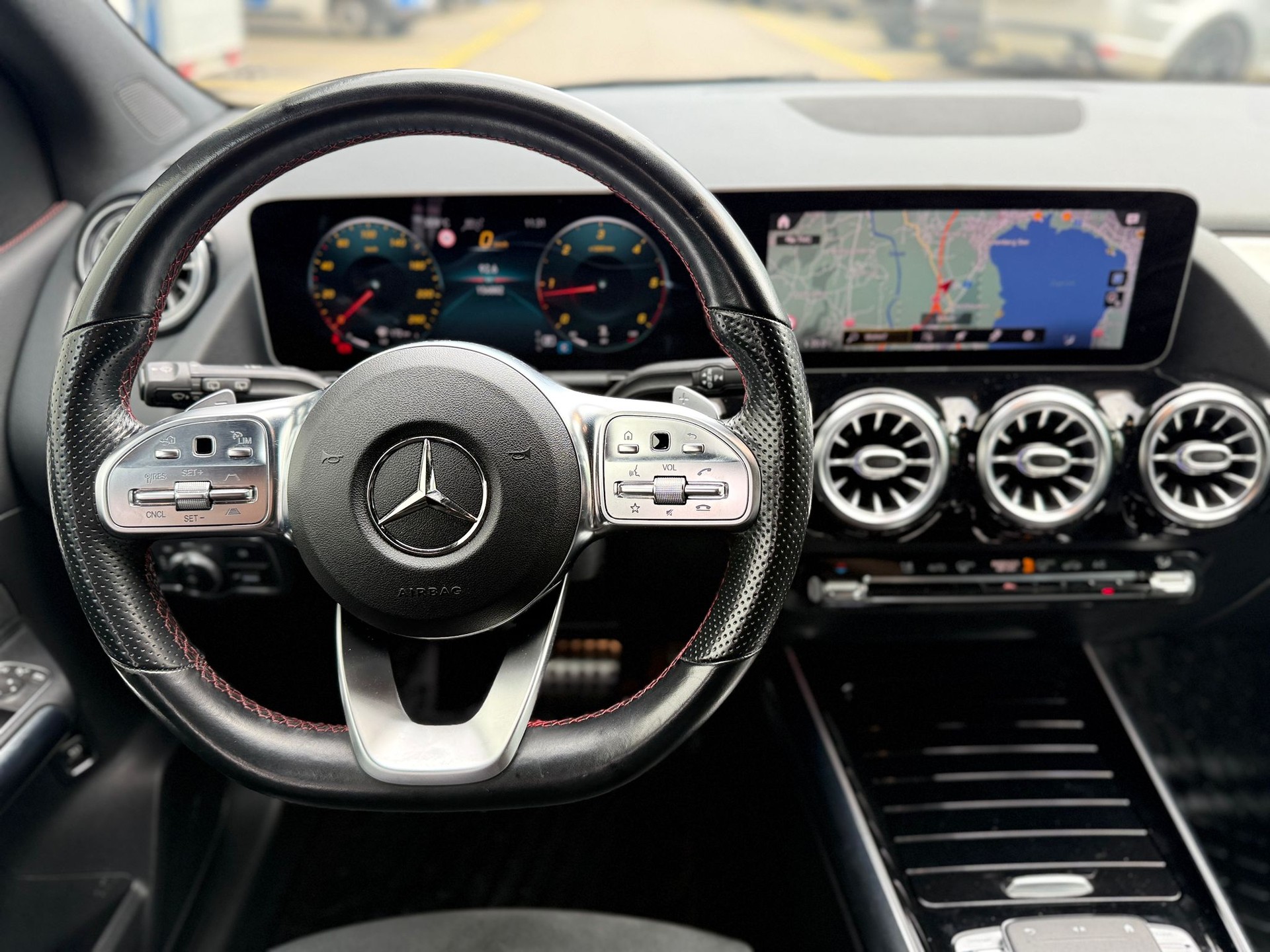 MERCEDES-BENZ B 200 d AMG Line-image-13