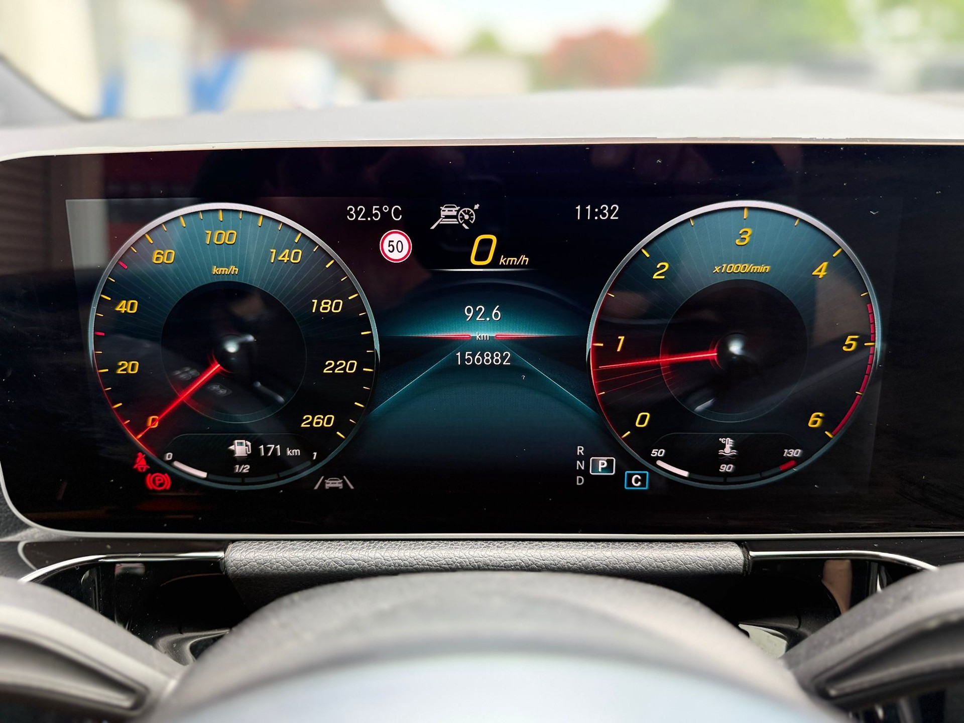 MERCEDES-BENZ B 200 d AMG Line-image-16