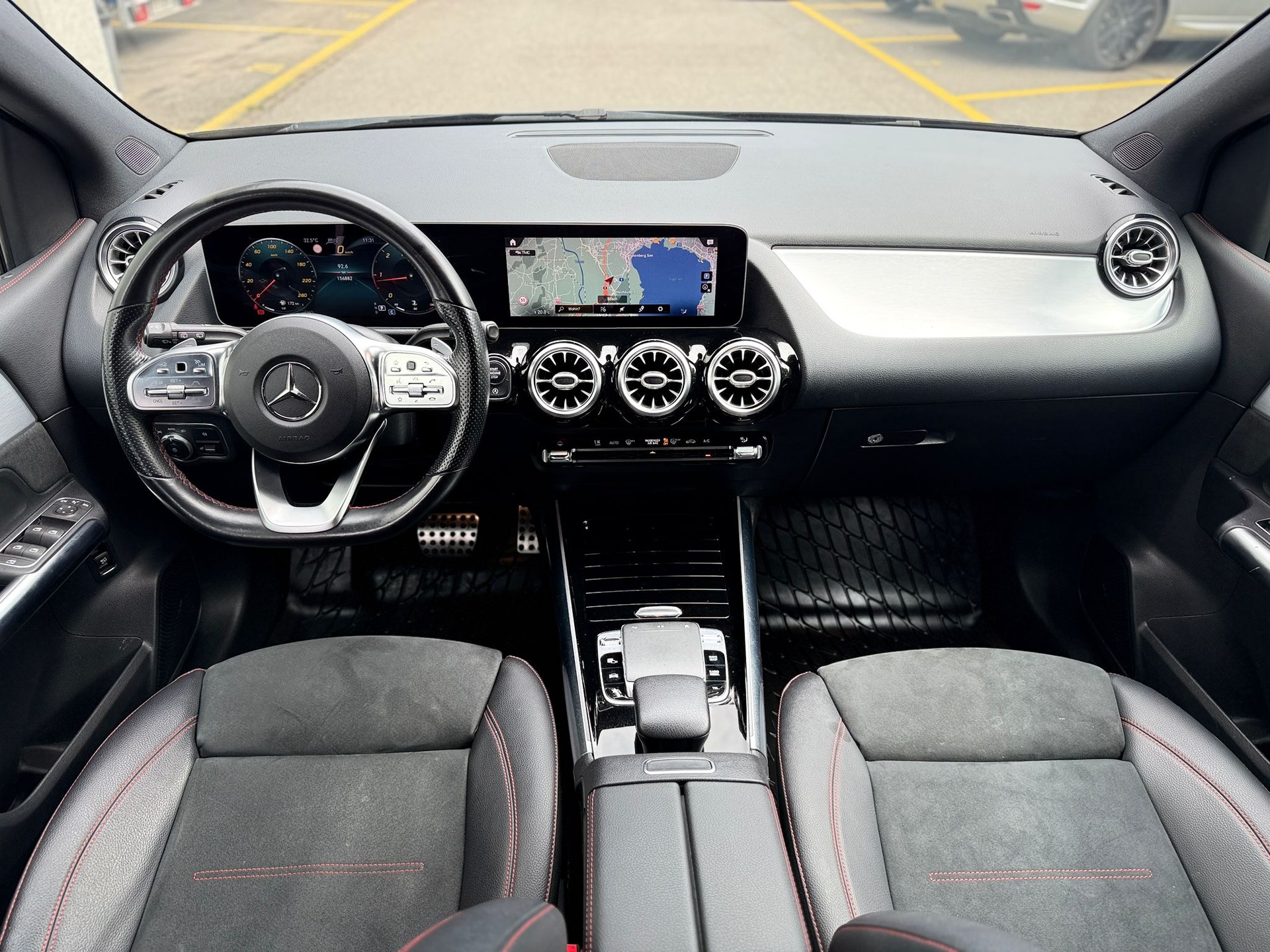 MERCEDES-BENZ B 200 d AMG Line-image-12