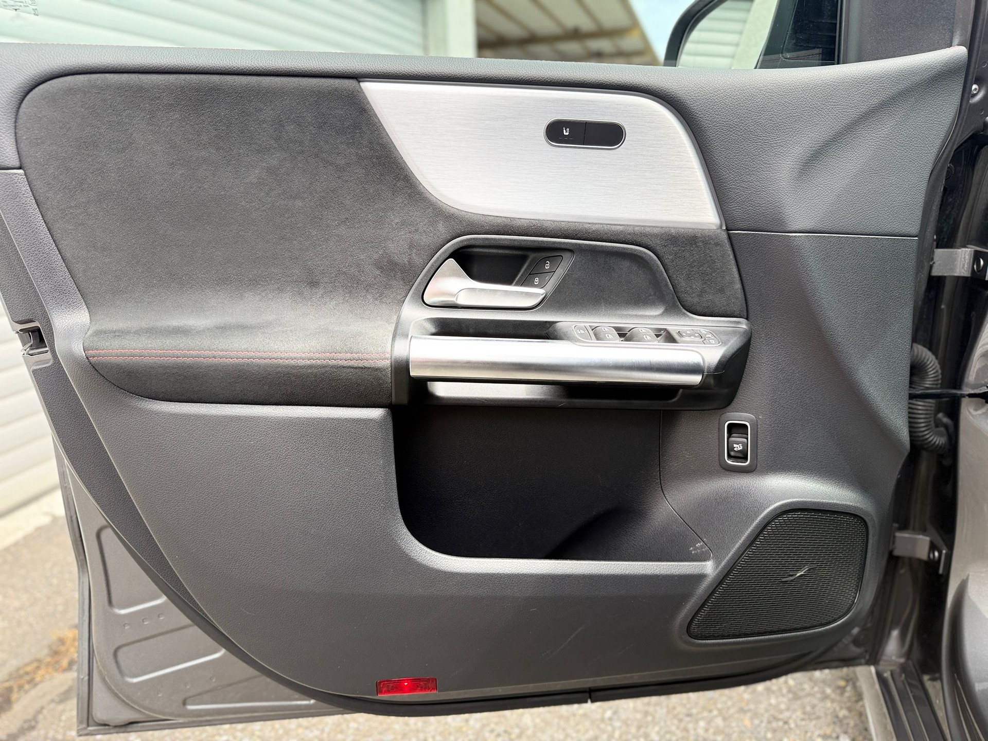 MERCEDES-BENZ B 200 d AMG Line-image-7