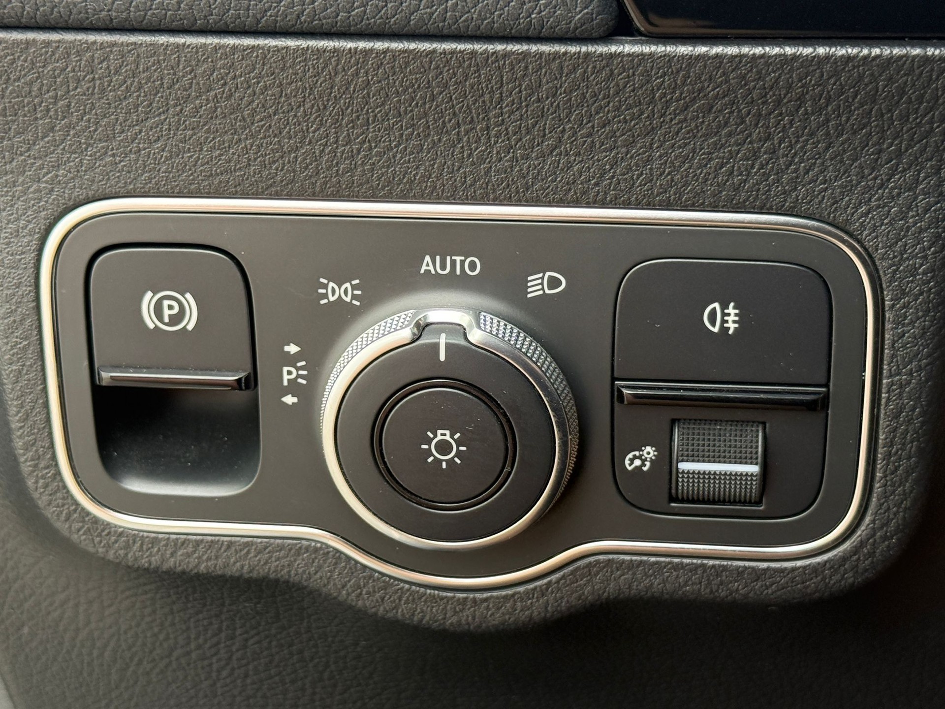 MERCEDES-BENZ B 200 d AMG Line-image-15
