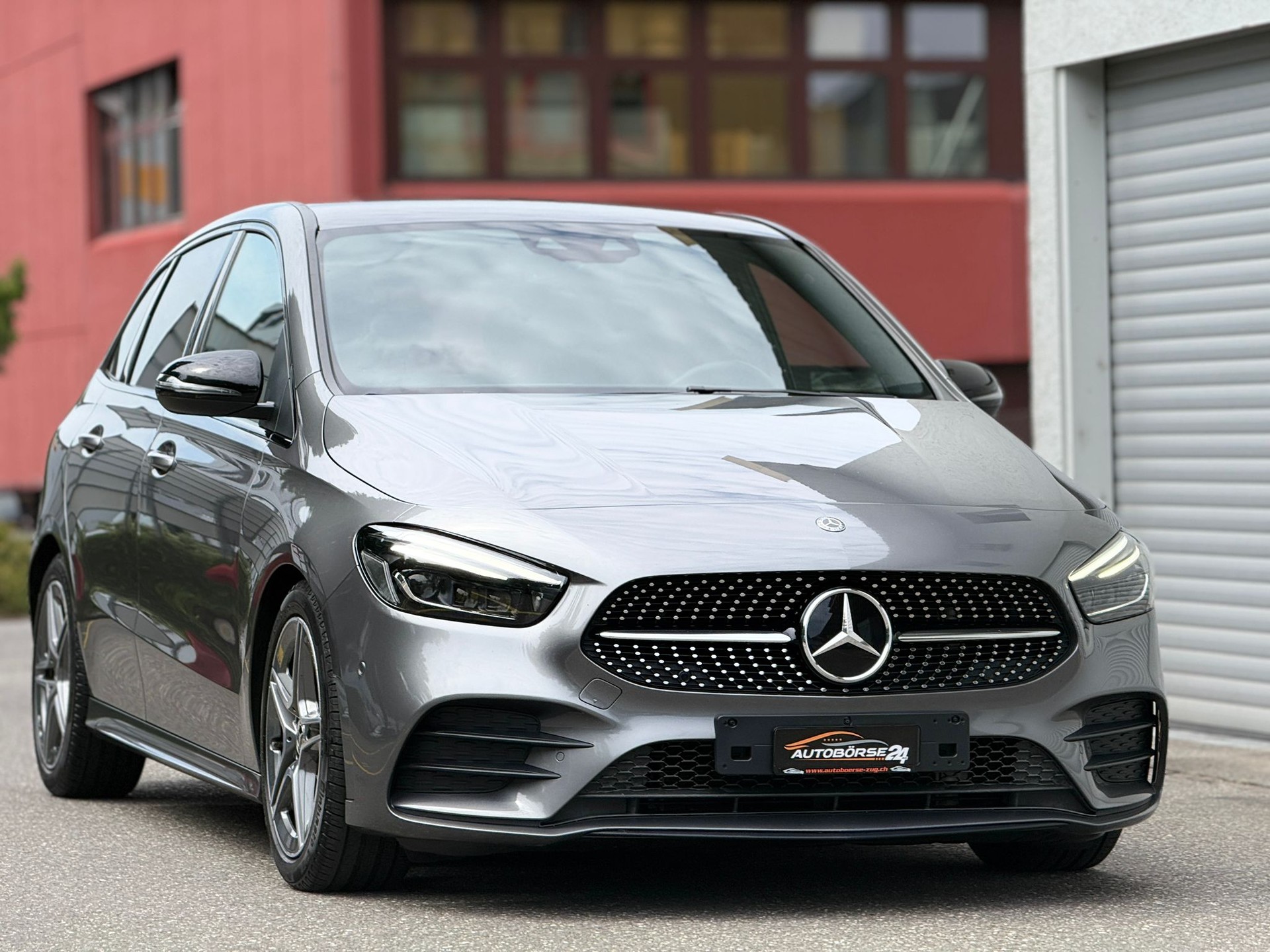 MERCEDES-BENZ B 200 d AMG Line-showroom-element-1