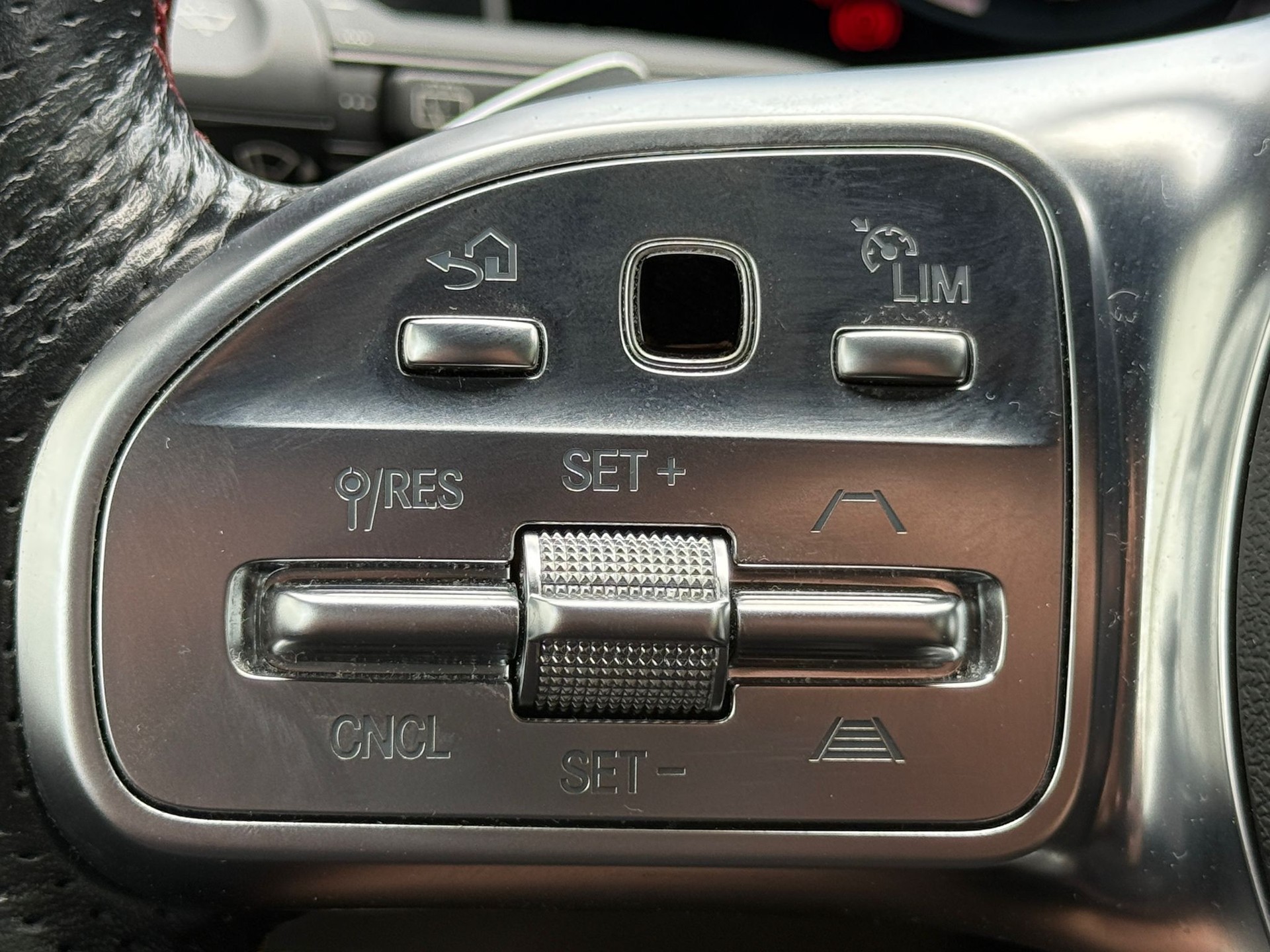 MERCEDES-BENZ B 200 d AMG Line-image-17