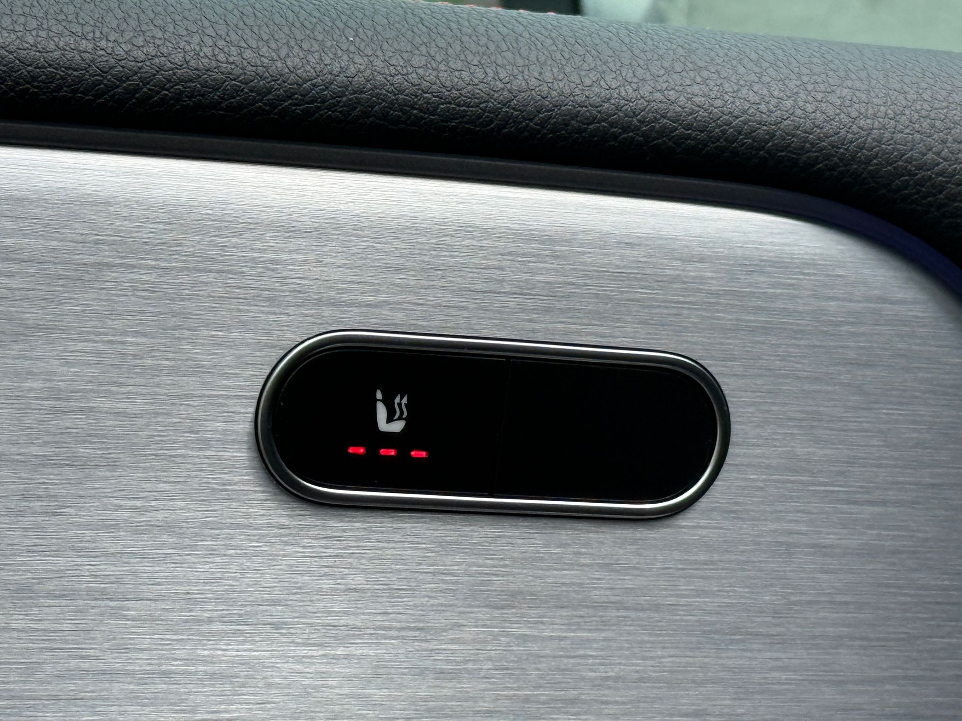 MERCEDES-BENZ B 200 d AMG Line-image-10