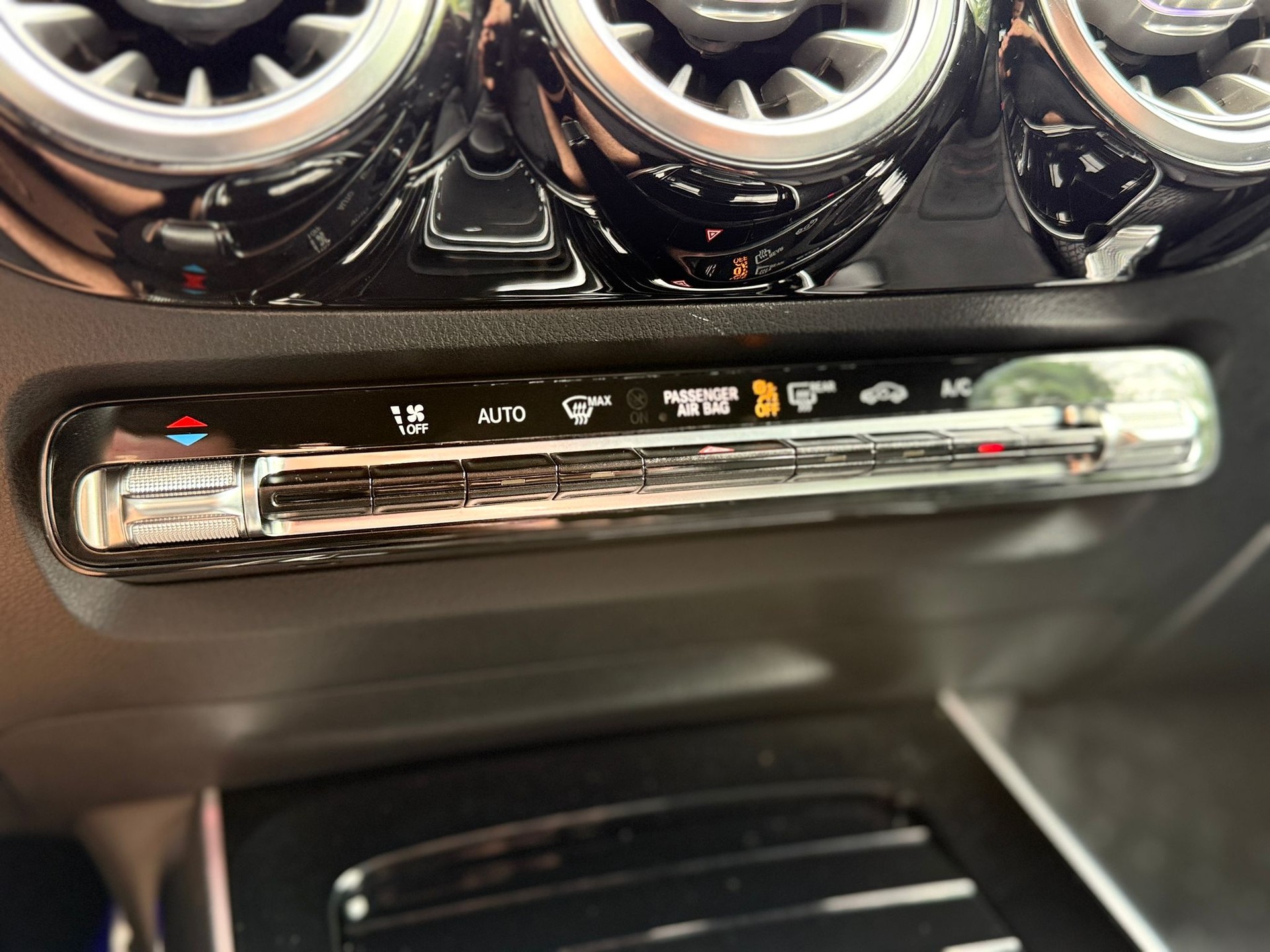 MERCEDES-BENZ B 200 d AMG Line-image-19