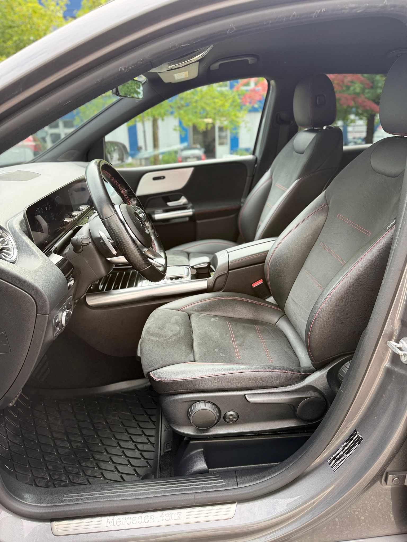 MERCEDES-BENZ B 200 d AMG Line-image-8
