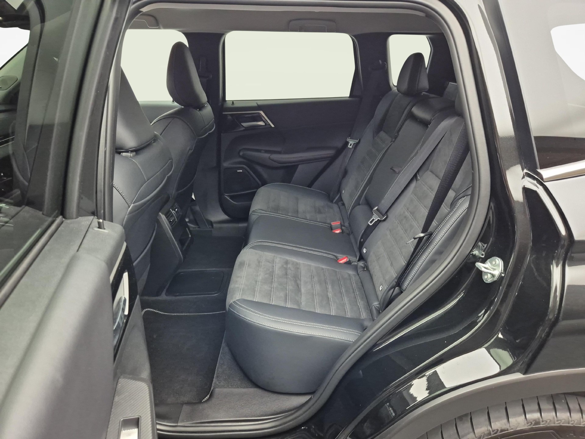 MITSUBISHI Outlander 2.4 PHEV Intense 4x4-showroom-element-3