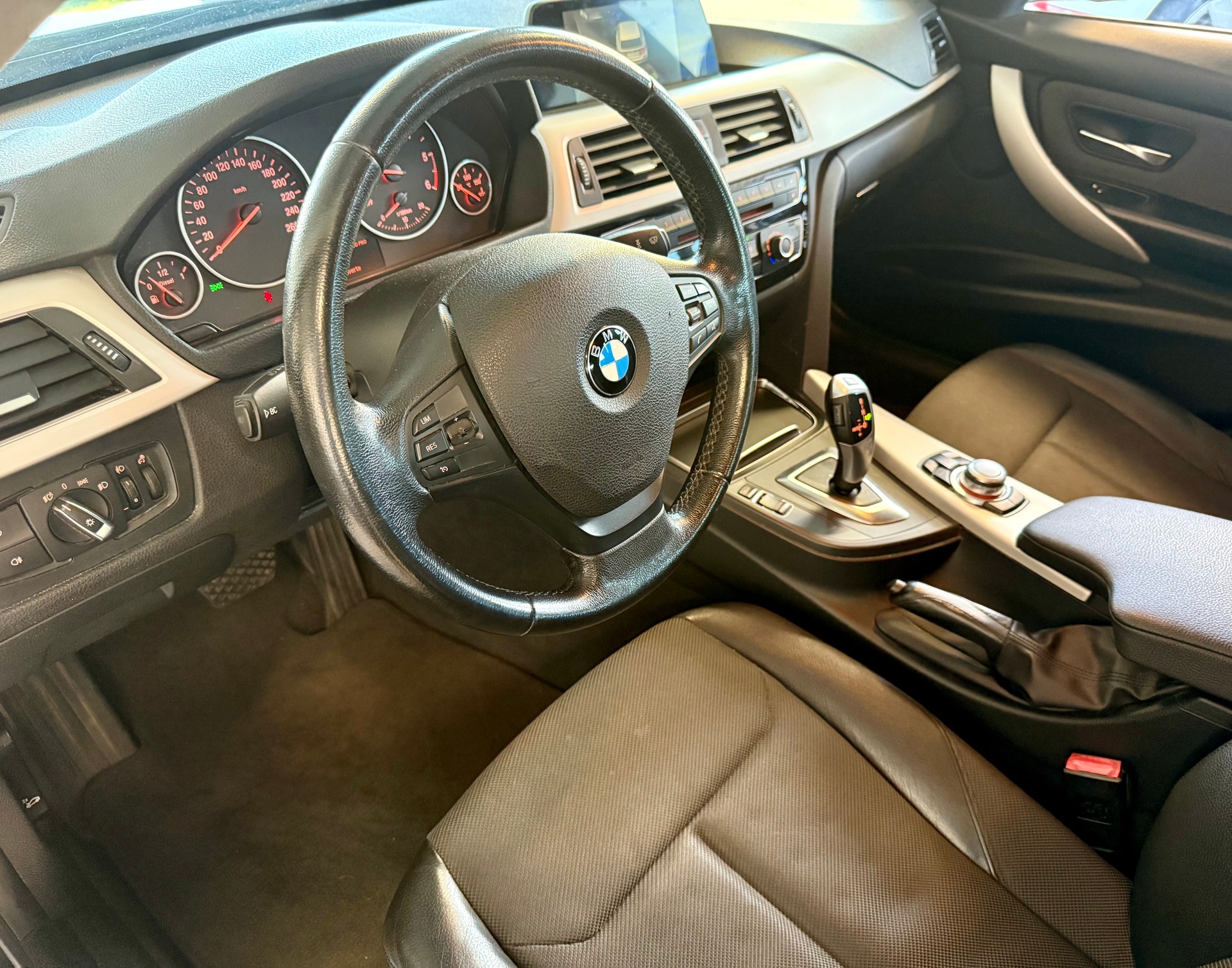BMW 320d Efficient Dynamics Edition Touring Steptronic-image-12