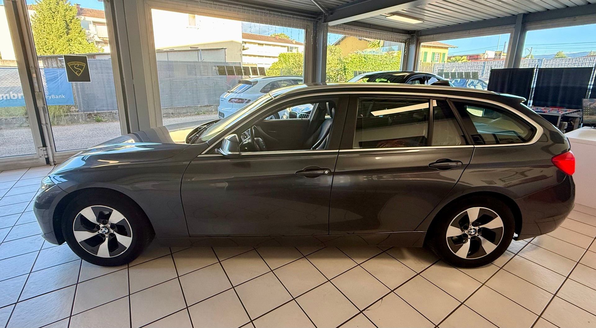 BMW 320d Efficient Dynamics Edition Touring Steptronic-image-6