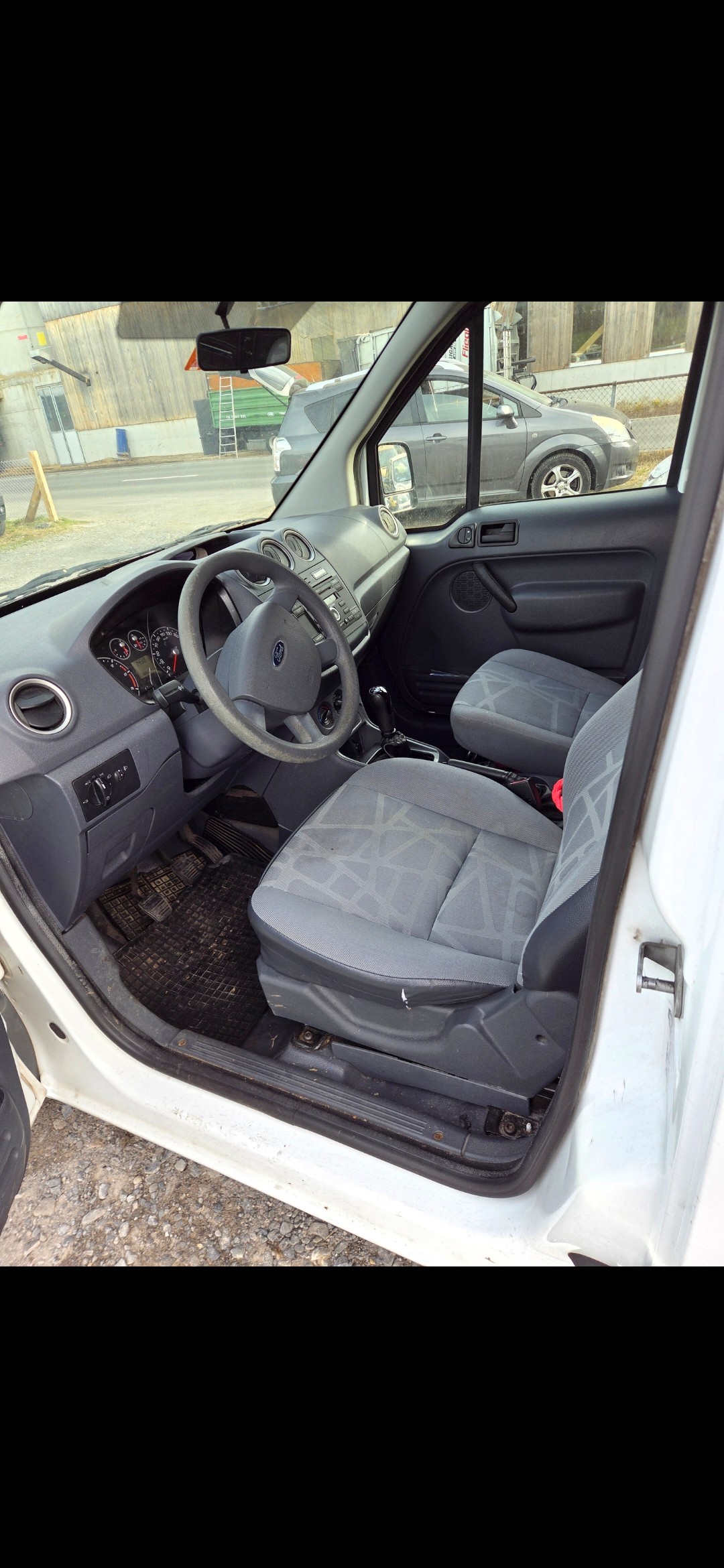 FORD Transit Connect Van T220 1.8 TDCi S Level 3-image-5