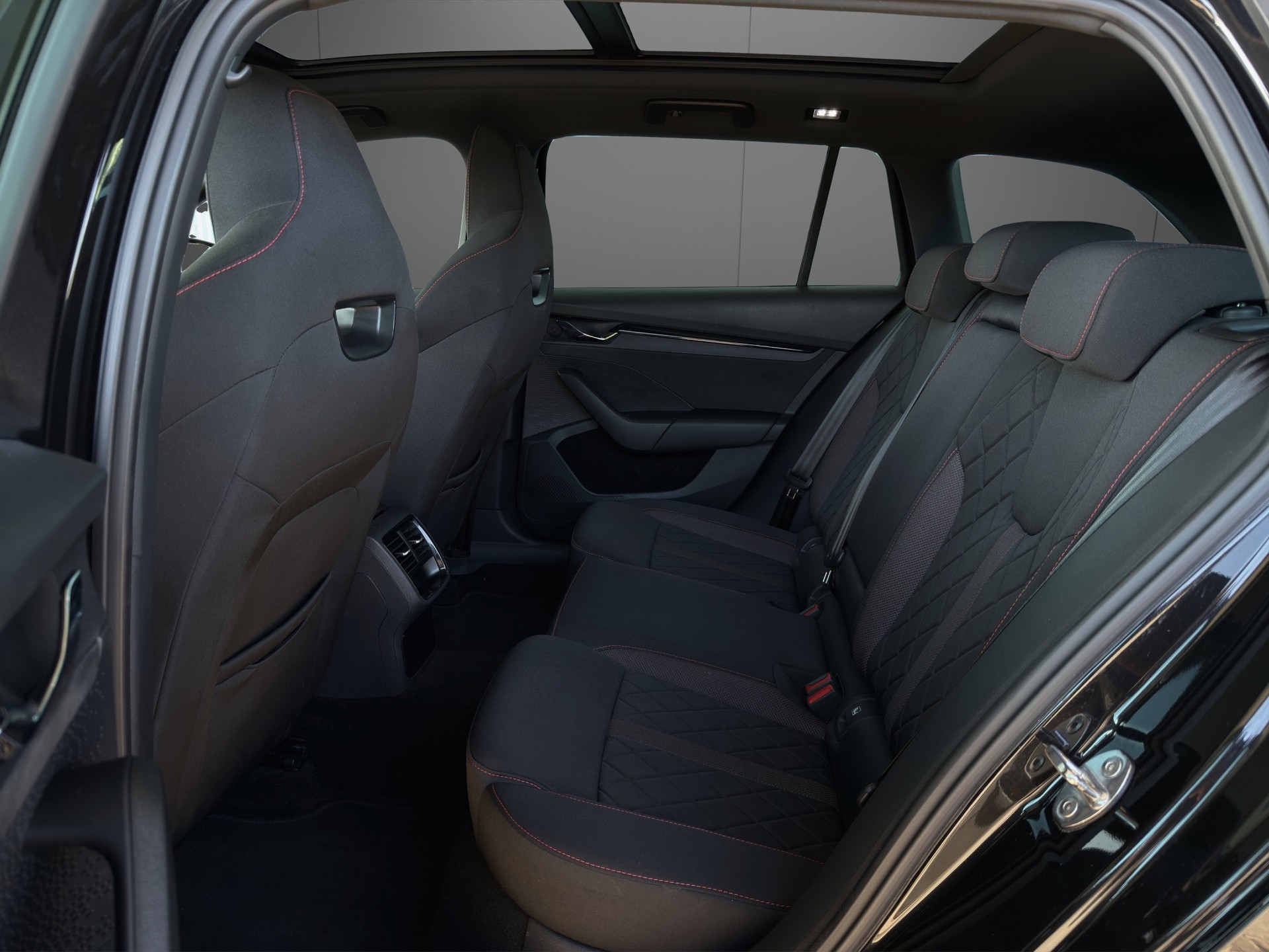 SKODA Octavia Combi 2.0 TDI DSG RS 4x4-image-9
