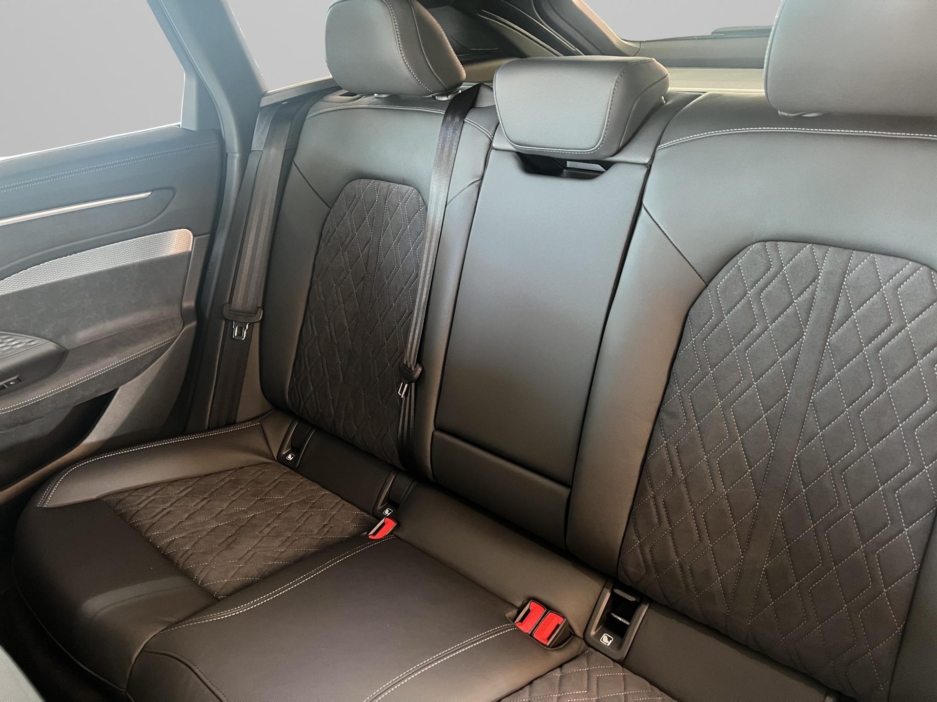 AUDI A6 Avant 2.0 TDI quattro S-Tronic-image-11