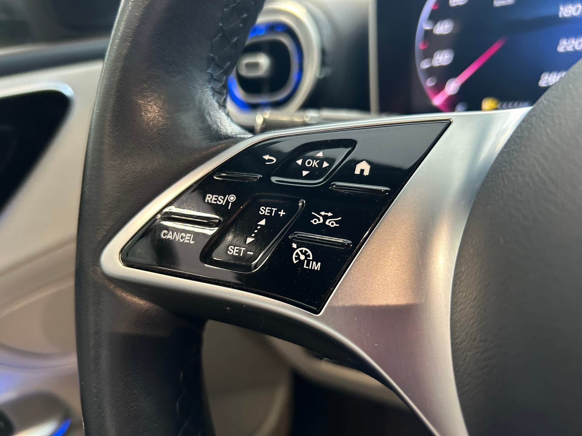 MERCEDES-BENZ C 220 d 4Matic Avantgarde-image-12