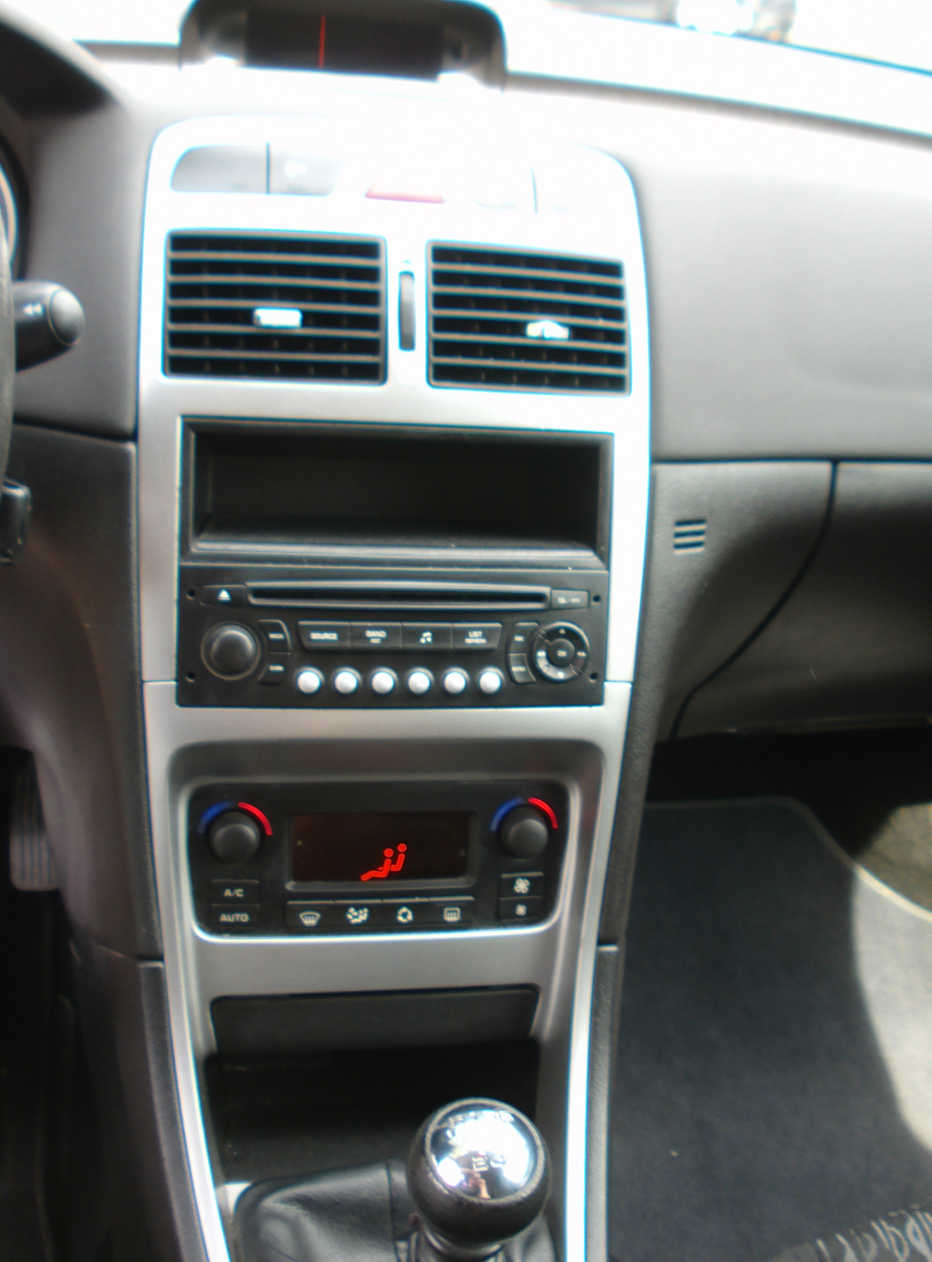 PEUGEOT 307 2.0 HDI XS-image-12