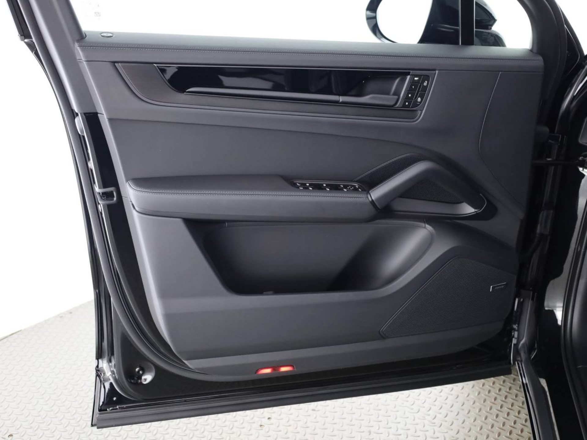 PORSCHE Cayenne E-Hybrid Black Edition-image-29
