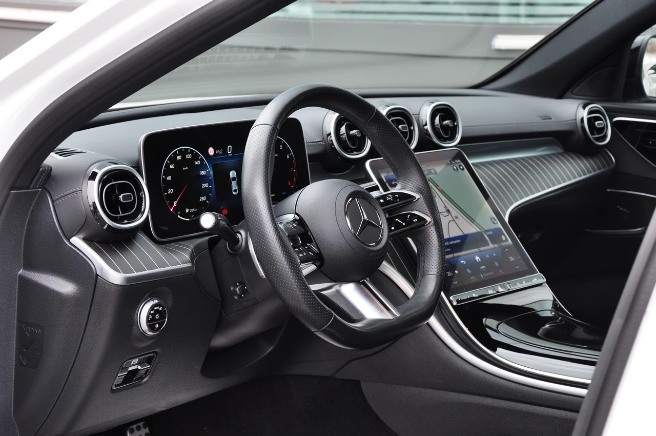 MERCEDES-BENZ C 300 4Matic AMG Line-image-14