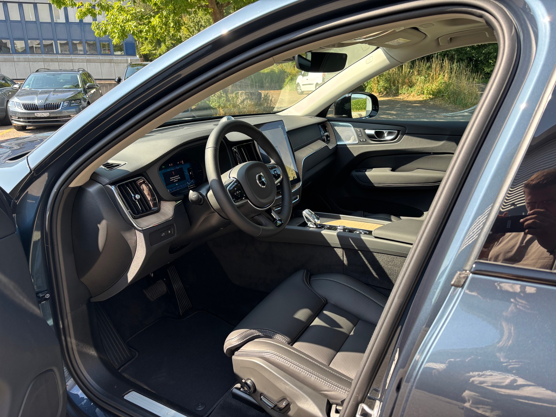 VOLVO XC60 2.0 T8 TE Ultra Dark eAWD-showroom-element-2