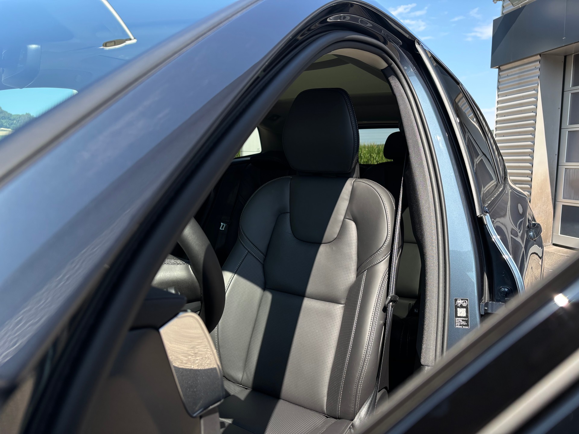 VOLVO XC60 2.0 T8 TE Ultra Dark eAWD-showroom-element-3