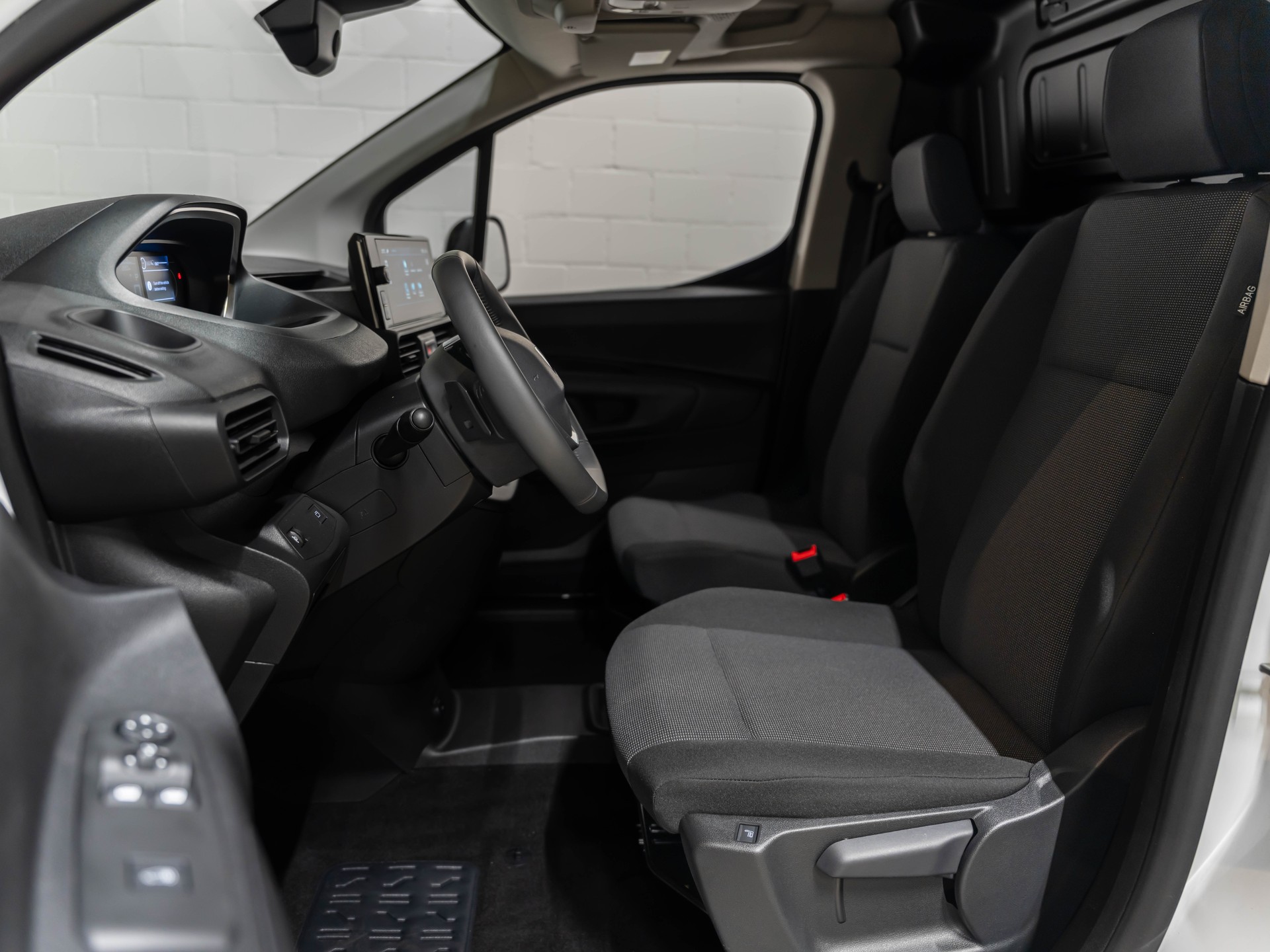 PEUGEOT e-Partner Long 50kWh Premium-image-27