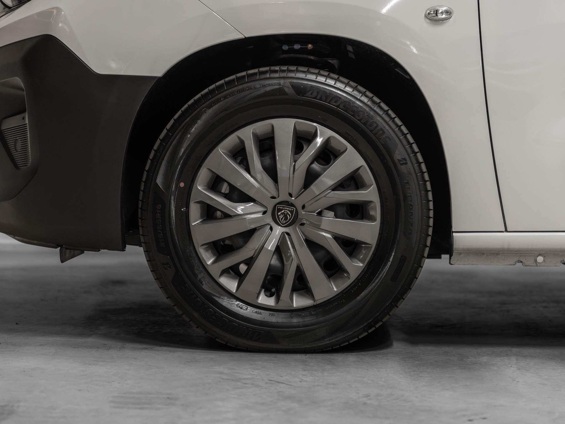 PEUGEOT e-Partner Long 50kWh Premium-image-8