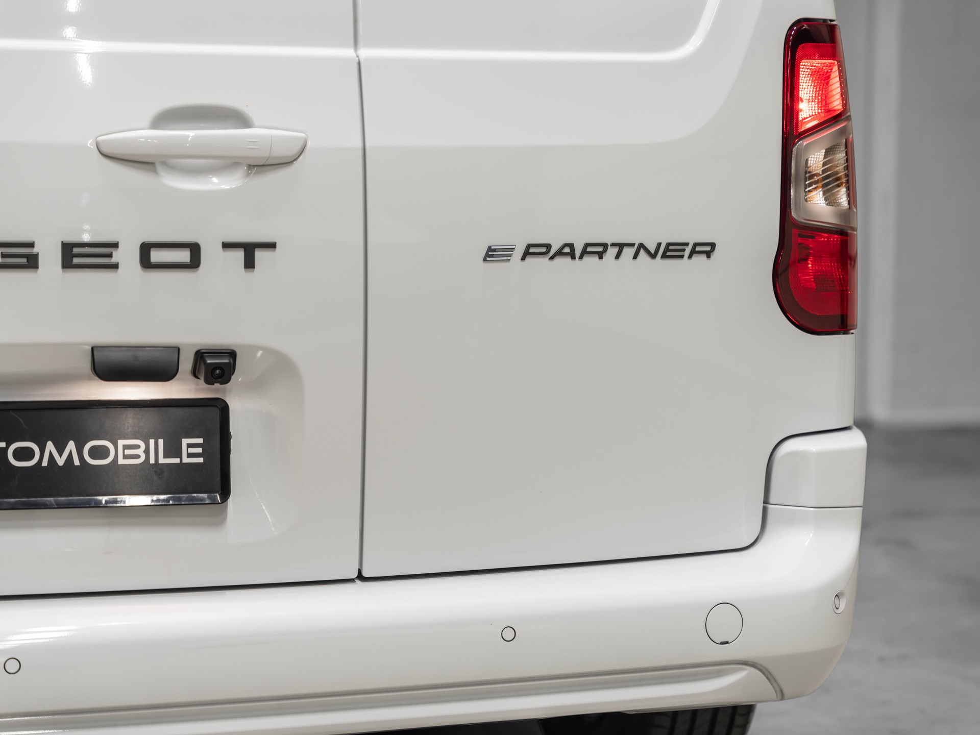 PEUGEOT e-Partner Long 50kWh Premium-image-11