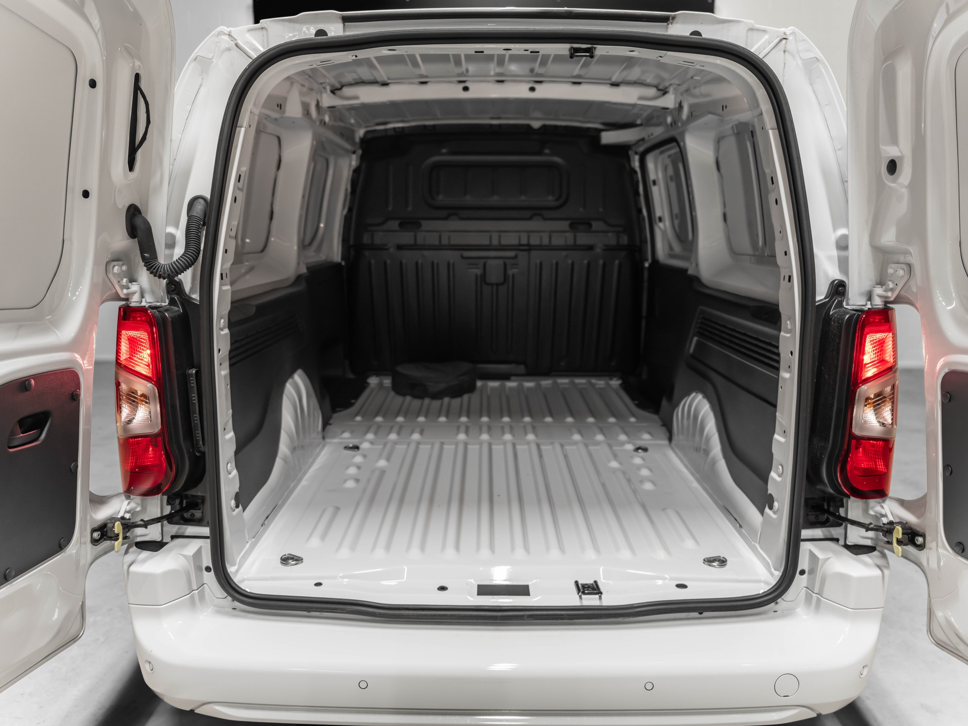 PEUGEOT e-Partner Long 50kWh Premium-image-15
