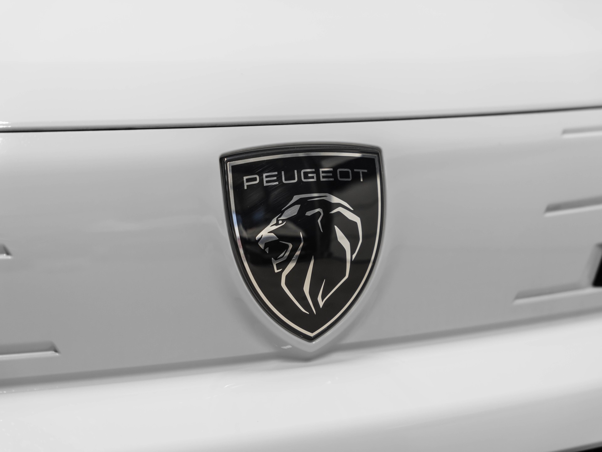 PEUGEOT e-Partner Long 50kWh Premium-image-16