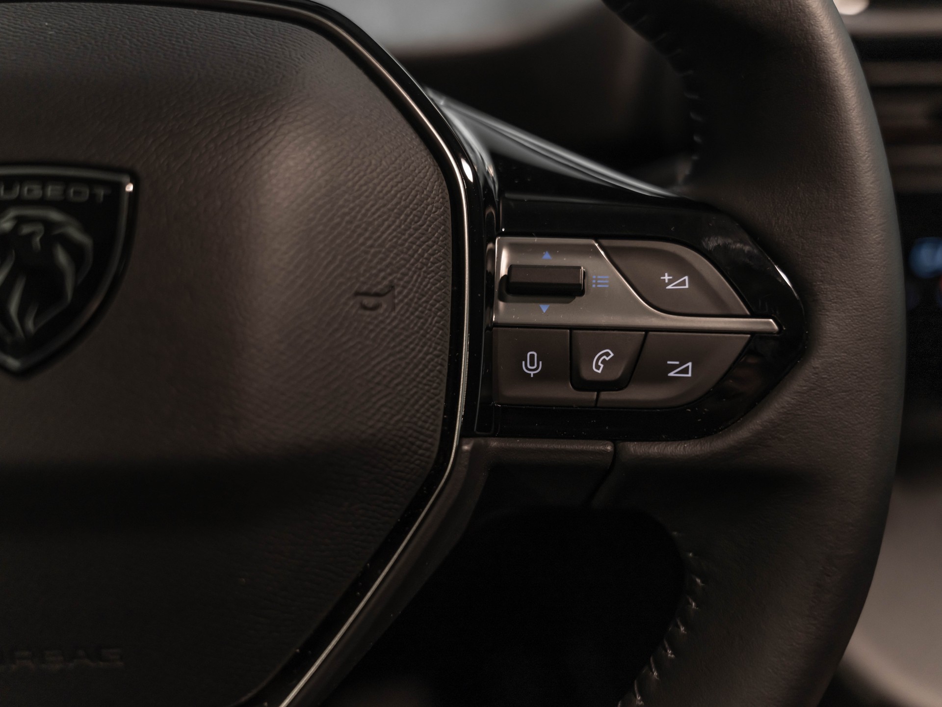 PEUGEOT e-Partner Long 50kWh Premium-image-17