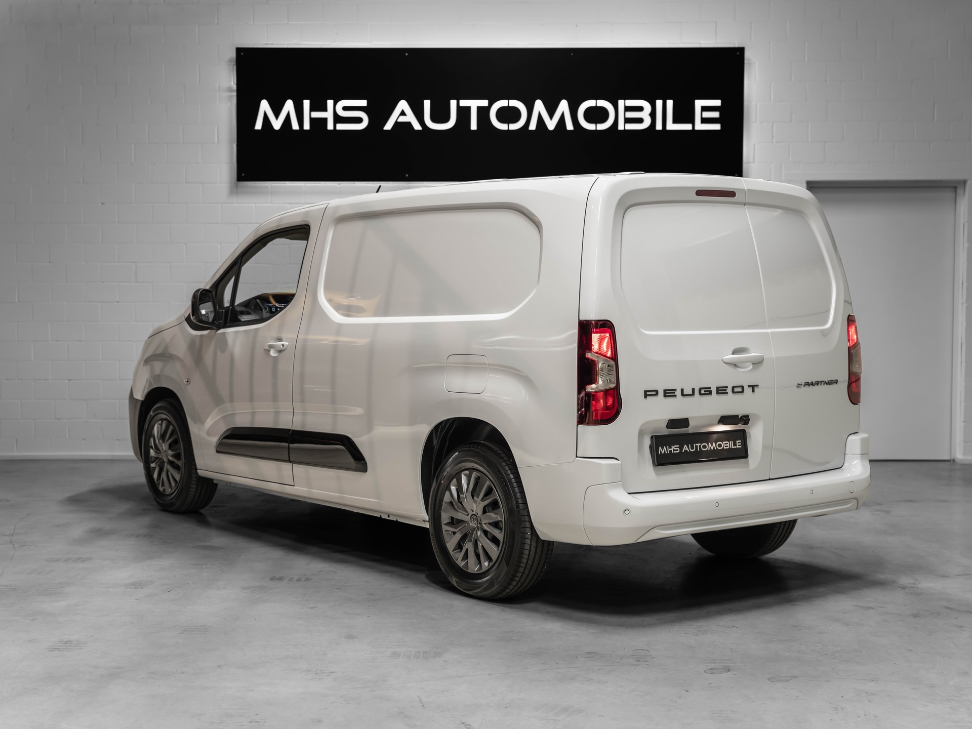 PEUGEOT e-Partner Long 50kWh Premium-image-26