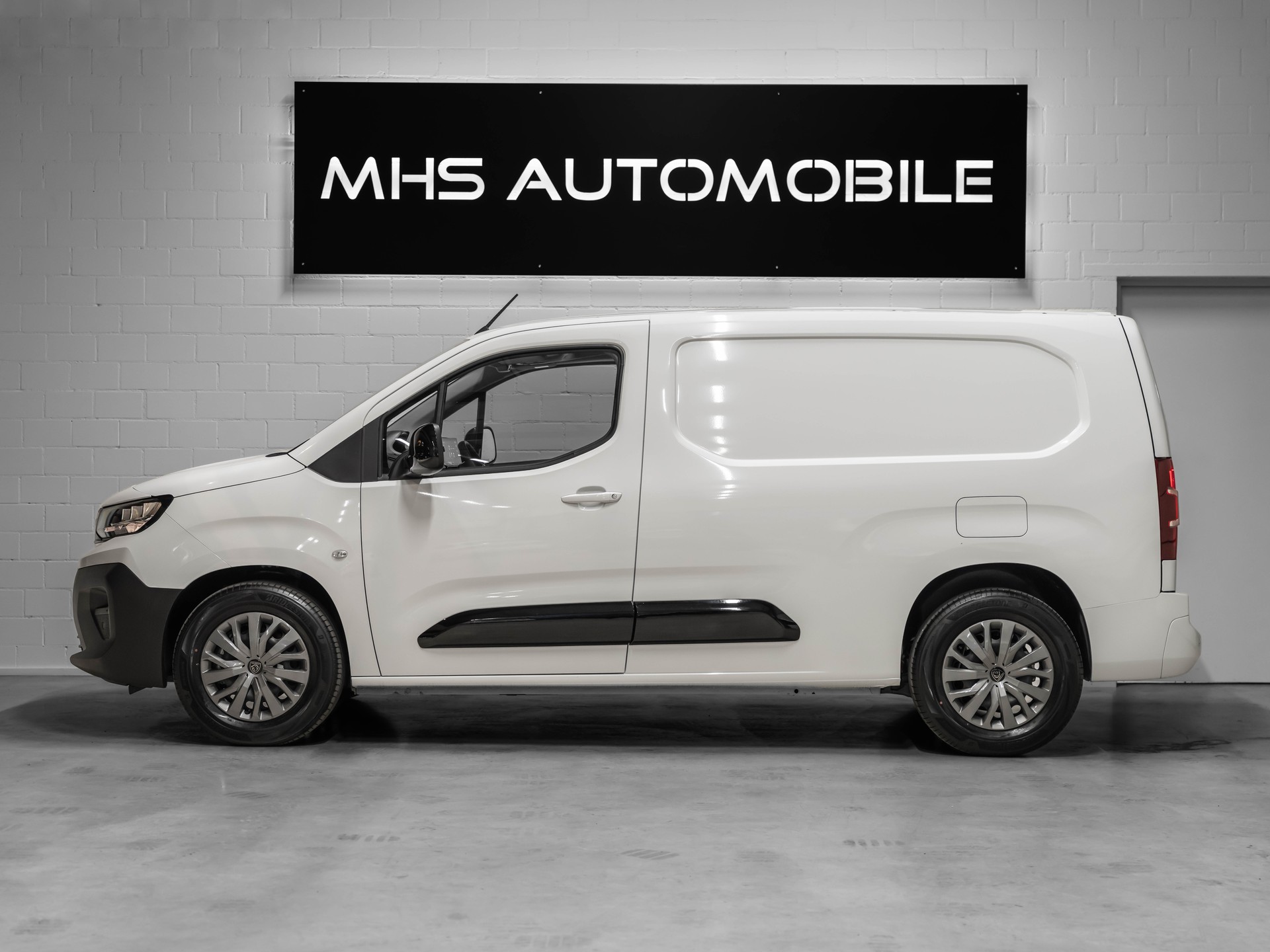 PEUGEOT e-Partner Long 50kWh Premium-image-24