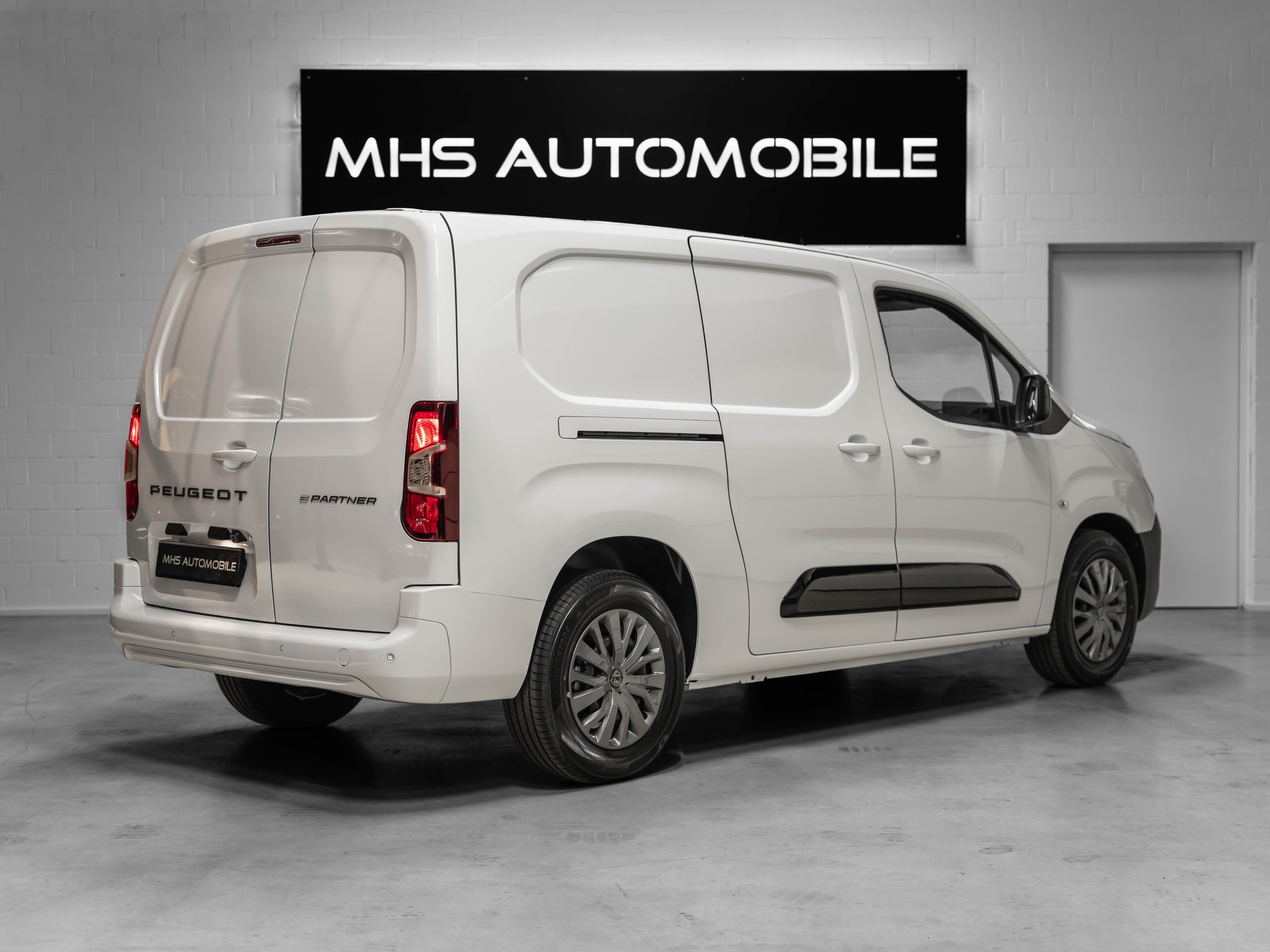 PEUGEOT e-Partner Long 50kWh Premium-image-29