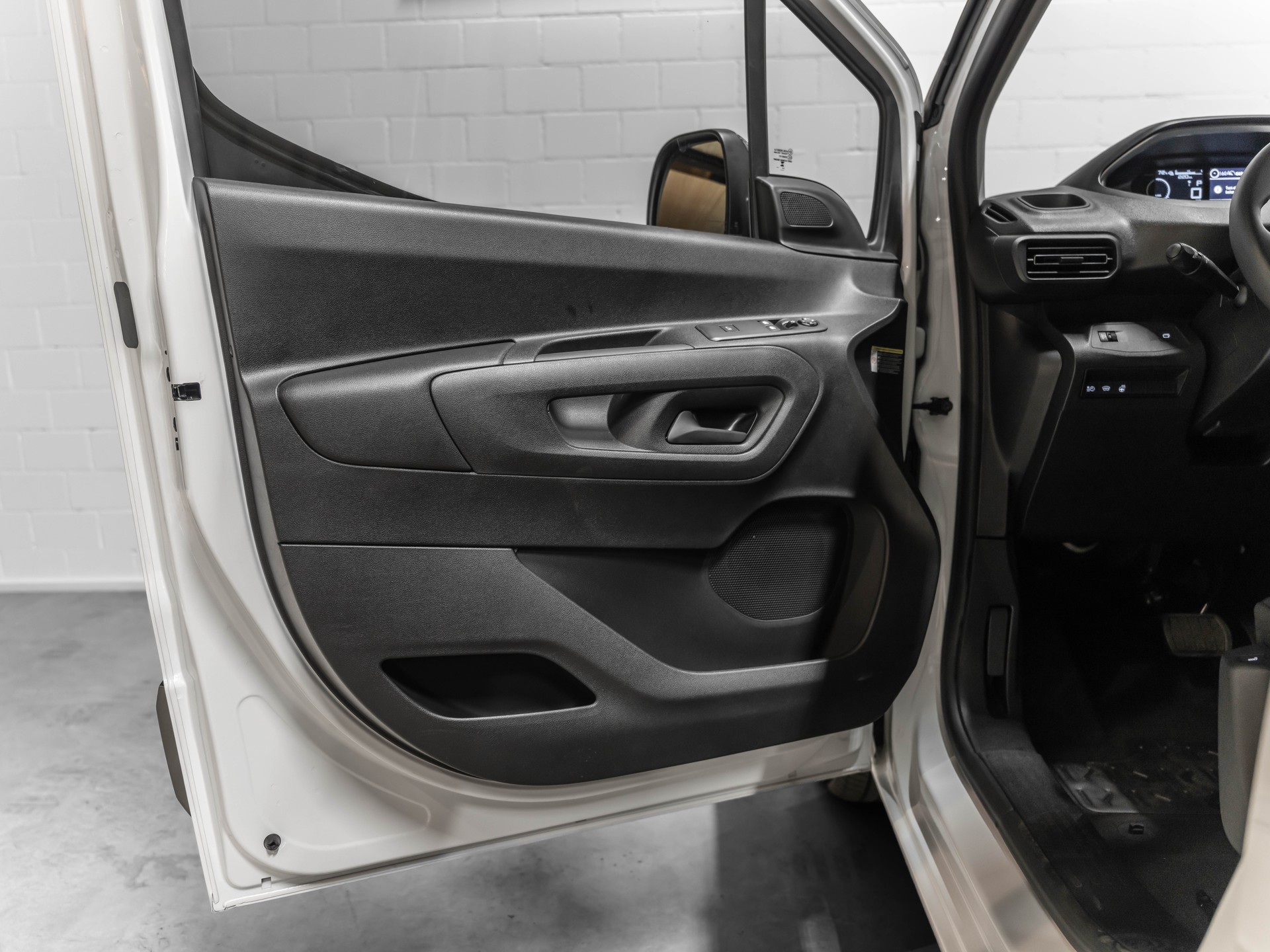 PEUGEOT e-Partner Long 50kWh Premium-image-21