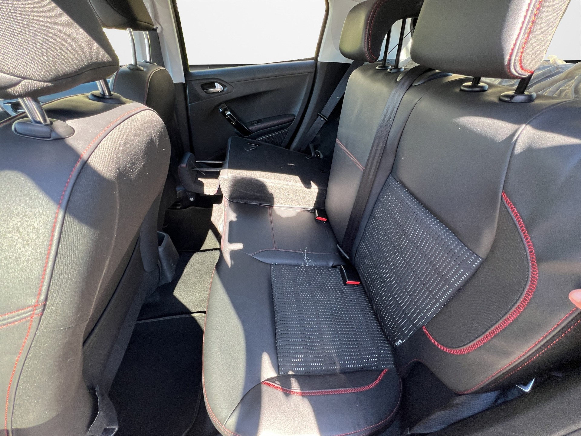 PEUGEOT 208 1.2 PureTech GT Line-image-11