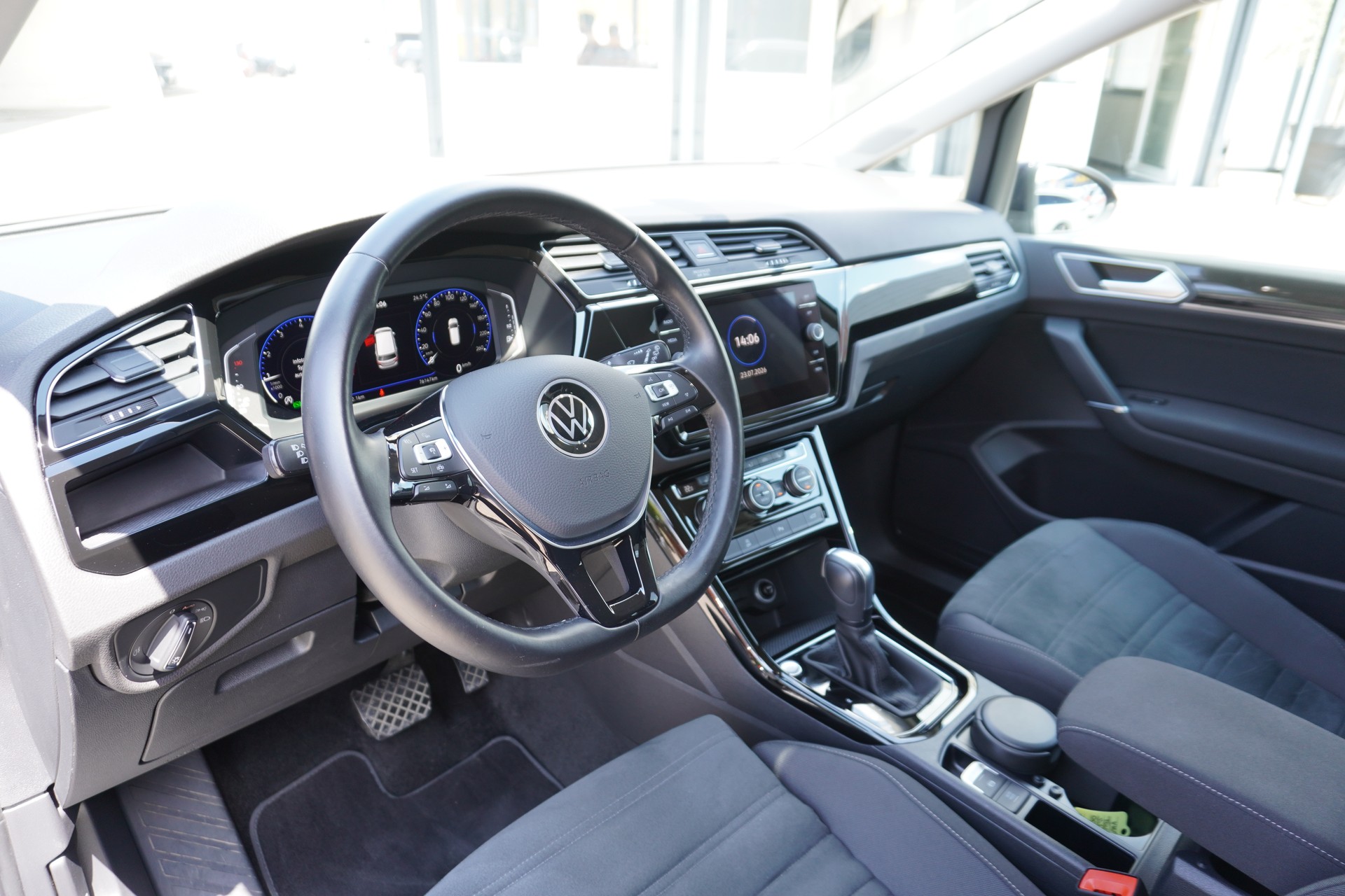 VW Touran 1.5 TSI EVO Highline DSG 7-PLÄTZER R-LINE!!!-image-12