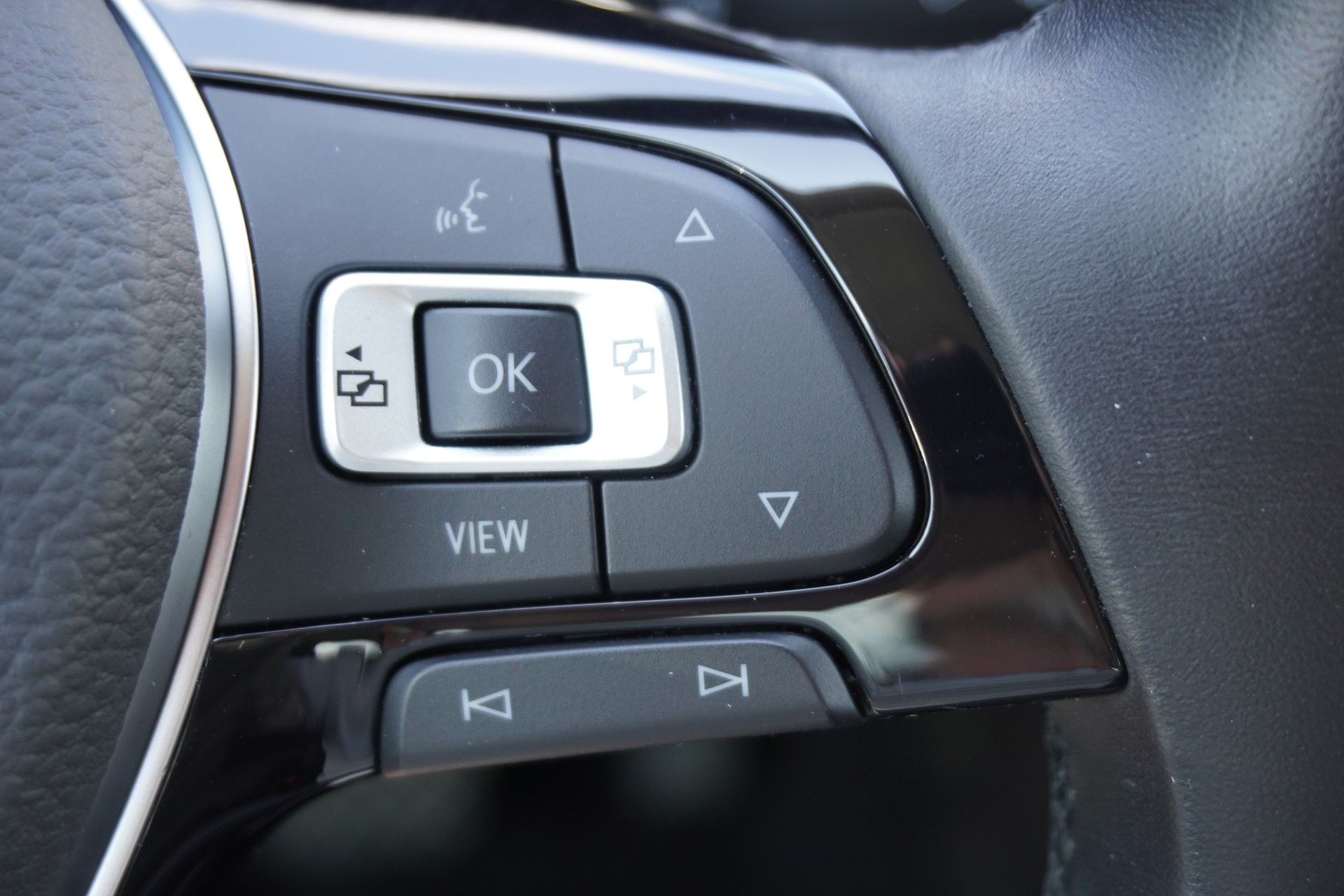 VW Touran 1.5 TSI EVO Highline DSG 7-PLÄTZER R-LINE!!!-image-17